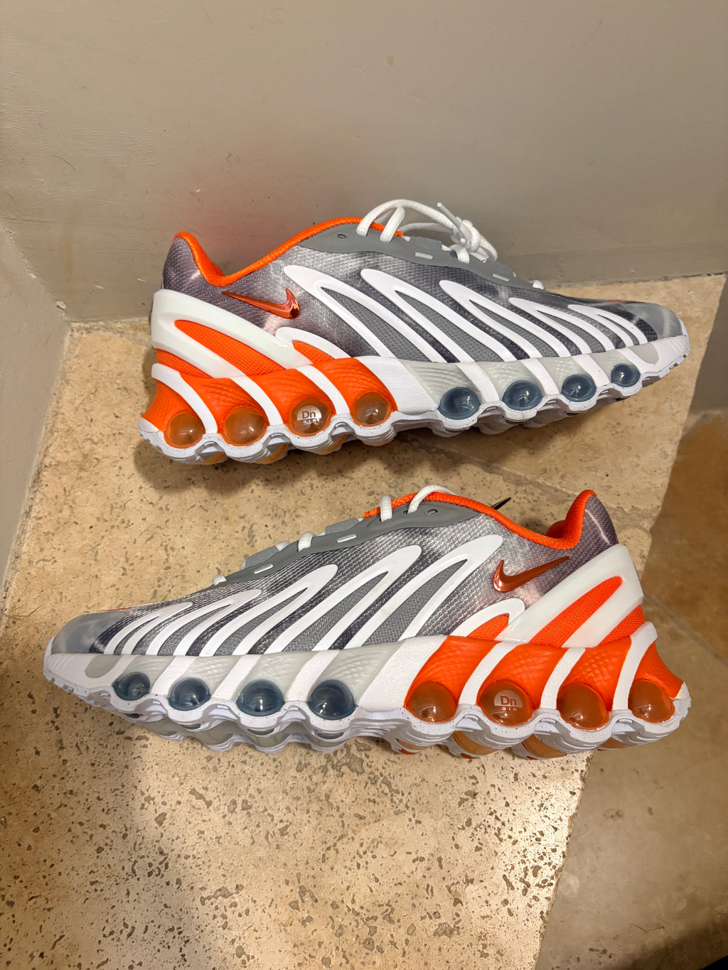 Palace x Nike Air Max Dn8 SP Dusty Grey Safety Orange – Neuve avec étiquette NIKE