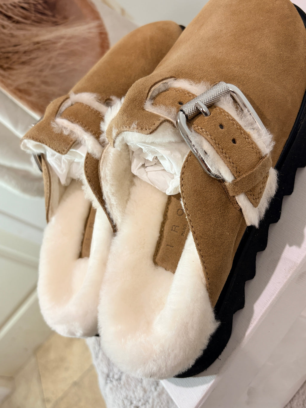 Sabots Fourrés en Suède Fluffy - IRO Paris - Camel