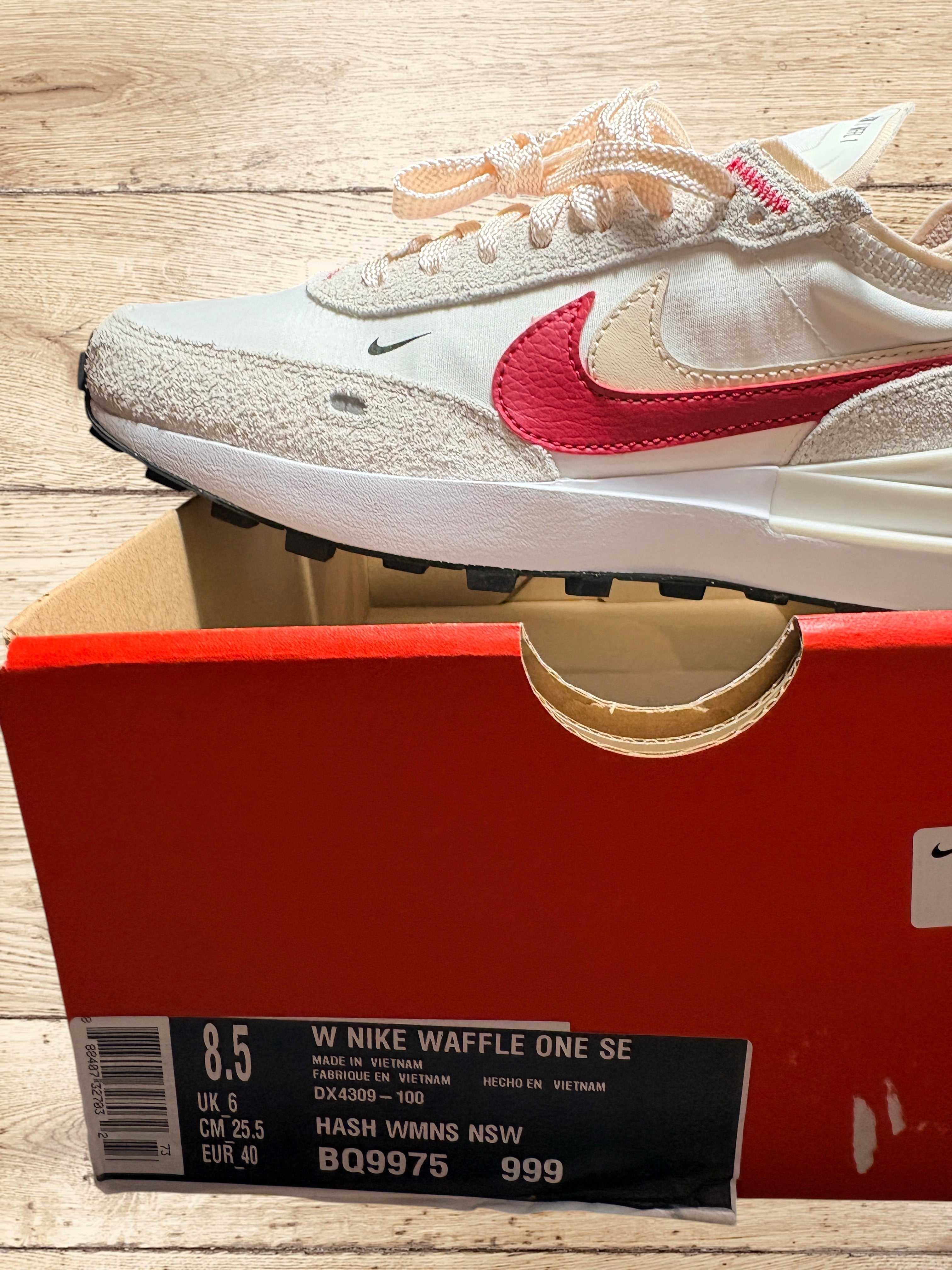 Nike Waffle One SE "Cream/Red" – Neuves avec boîte – Pointure 40 (US 8.5 W)