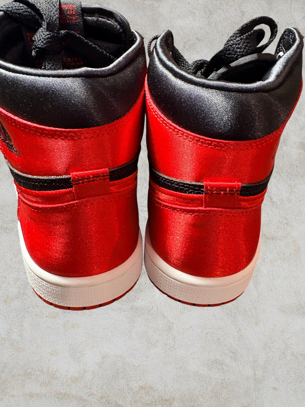 Air Jordan 1 High OG Satin Bred – Taille 36.5 (Neuve)