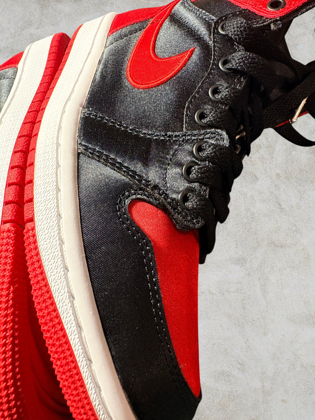 Air Jordan 1 High OG Satin Bred – Taille 36.5 (Neuve)