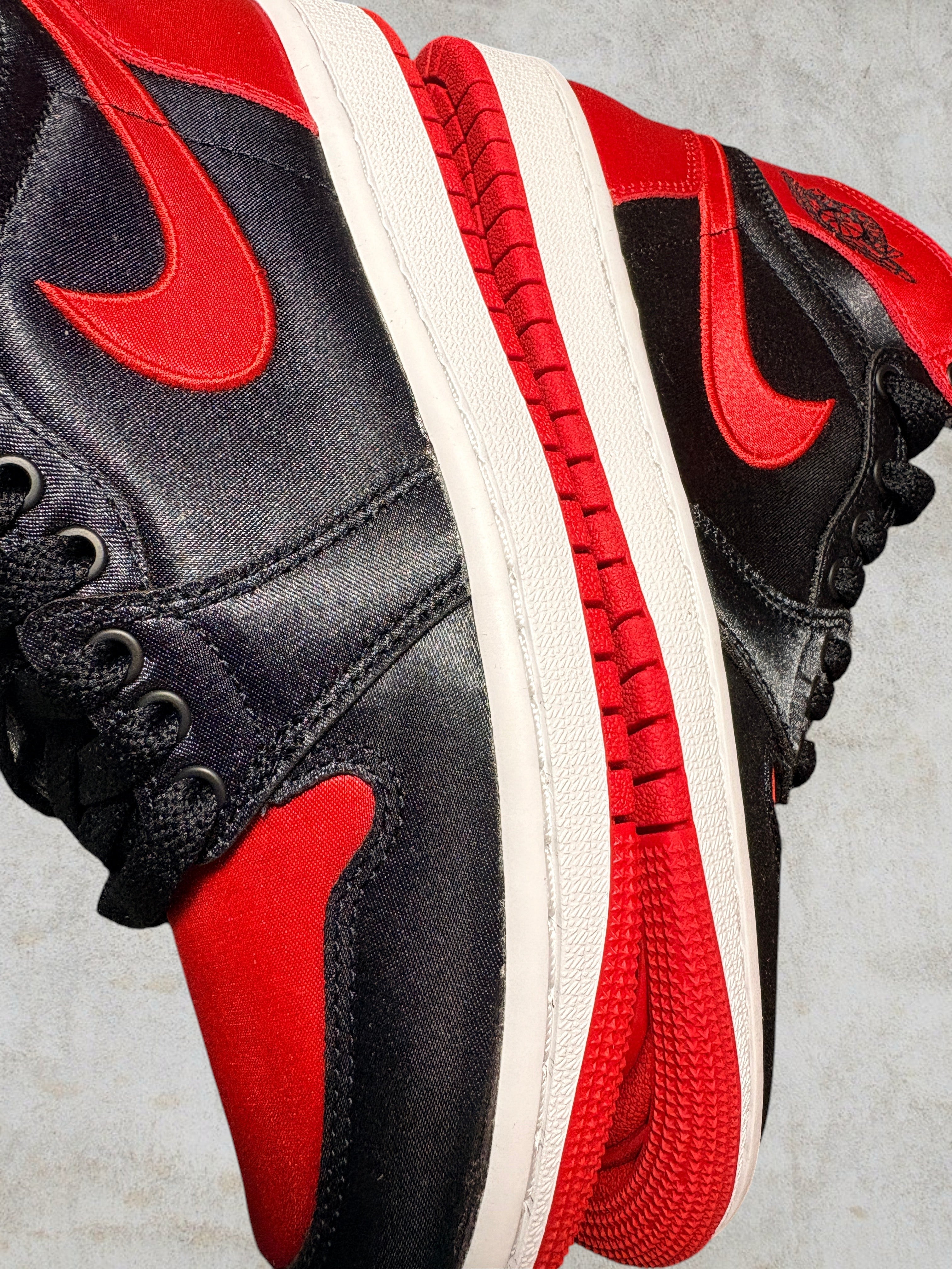 Air Jordan 1 High OG Satin Bred – Taille 36.5 (Neuve)