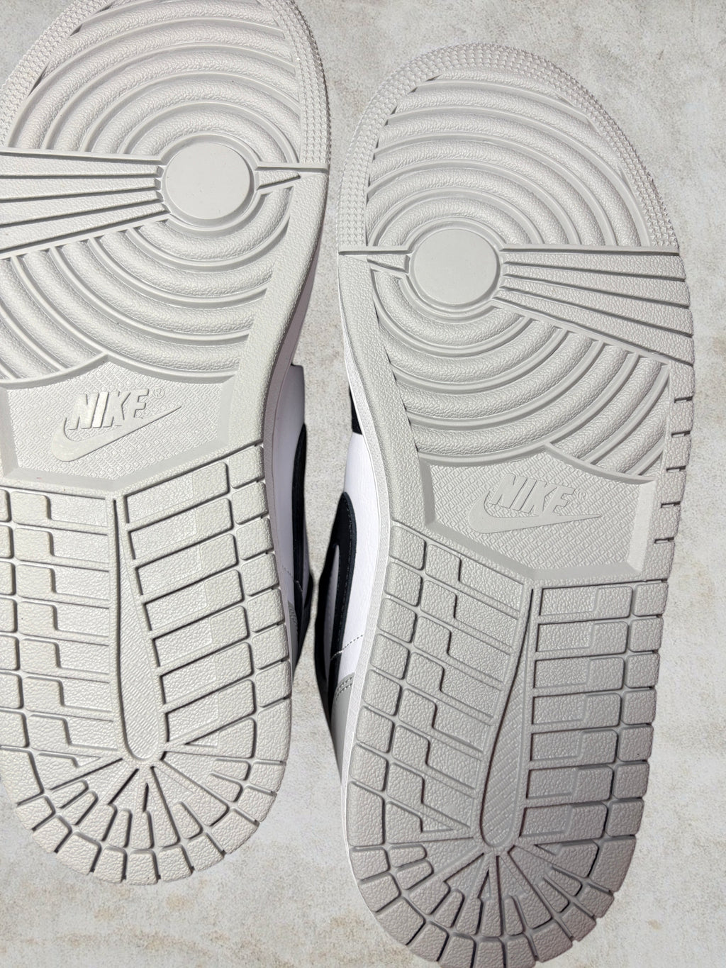 Air Jordan 1 Mid Barons – Taille 42.5 (Neuve)