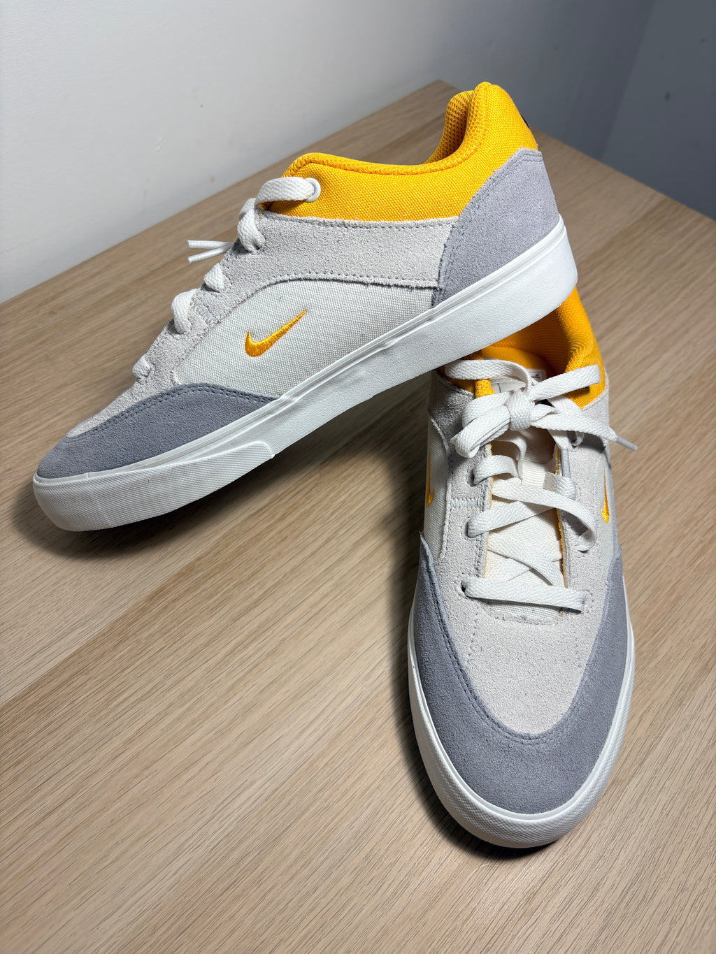 Nike SB Malor (GS) Teinte Platinium/ Or Université – Taille 39 – Neuve avec boîte (sans couvercle)