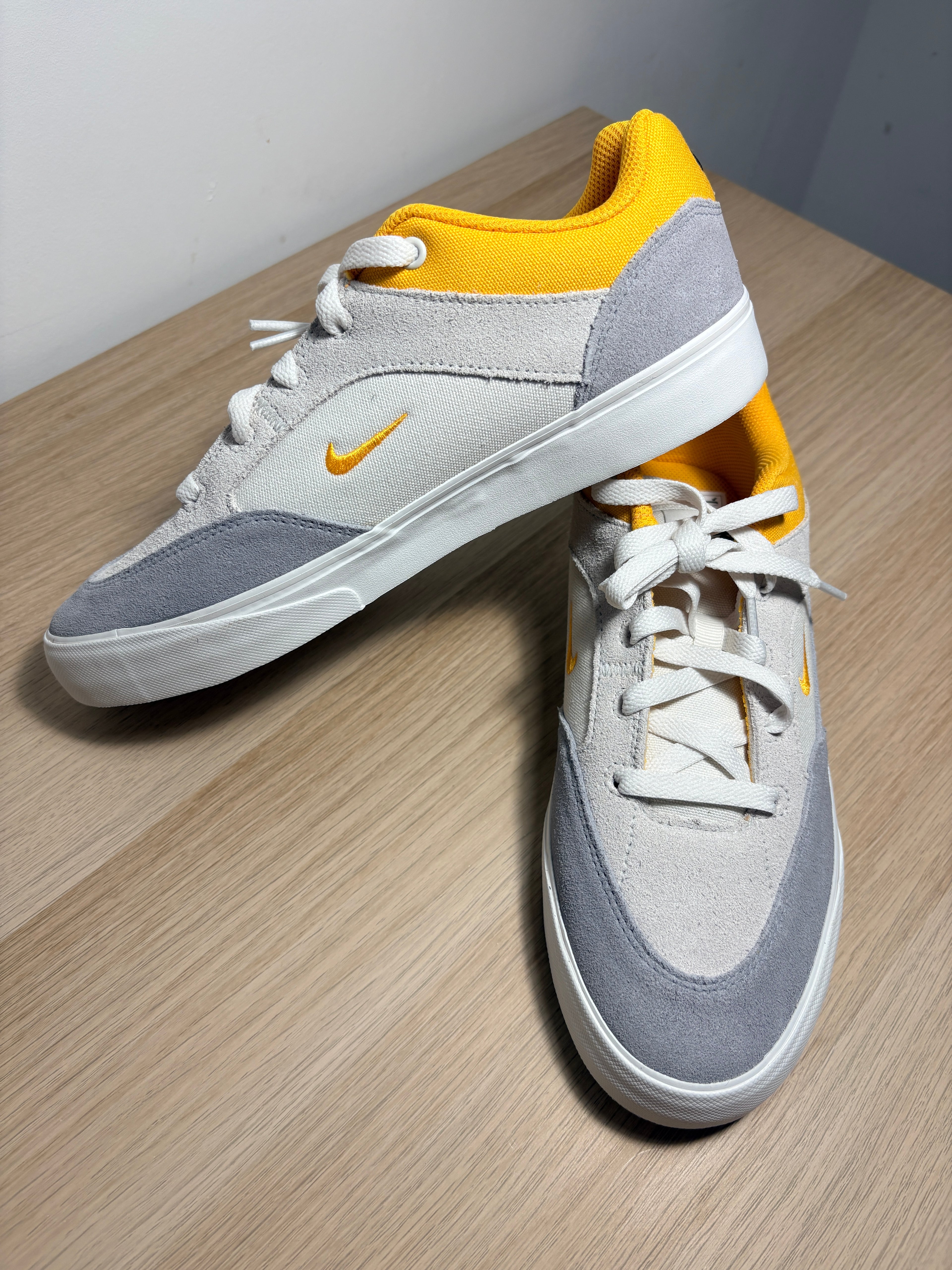 Nike SB Malor (GS) Teinte Platinium/ Or Université – Taille 39 – Neuve avec boîte (sans couvercle)