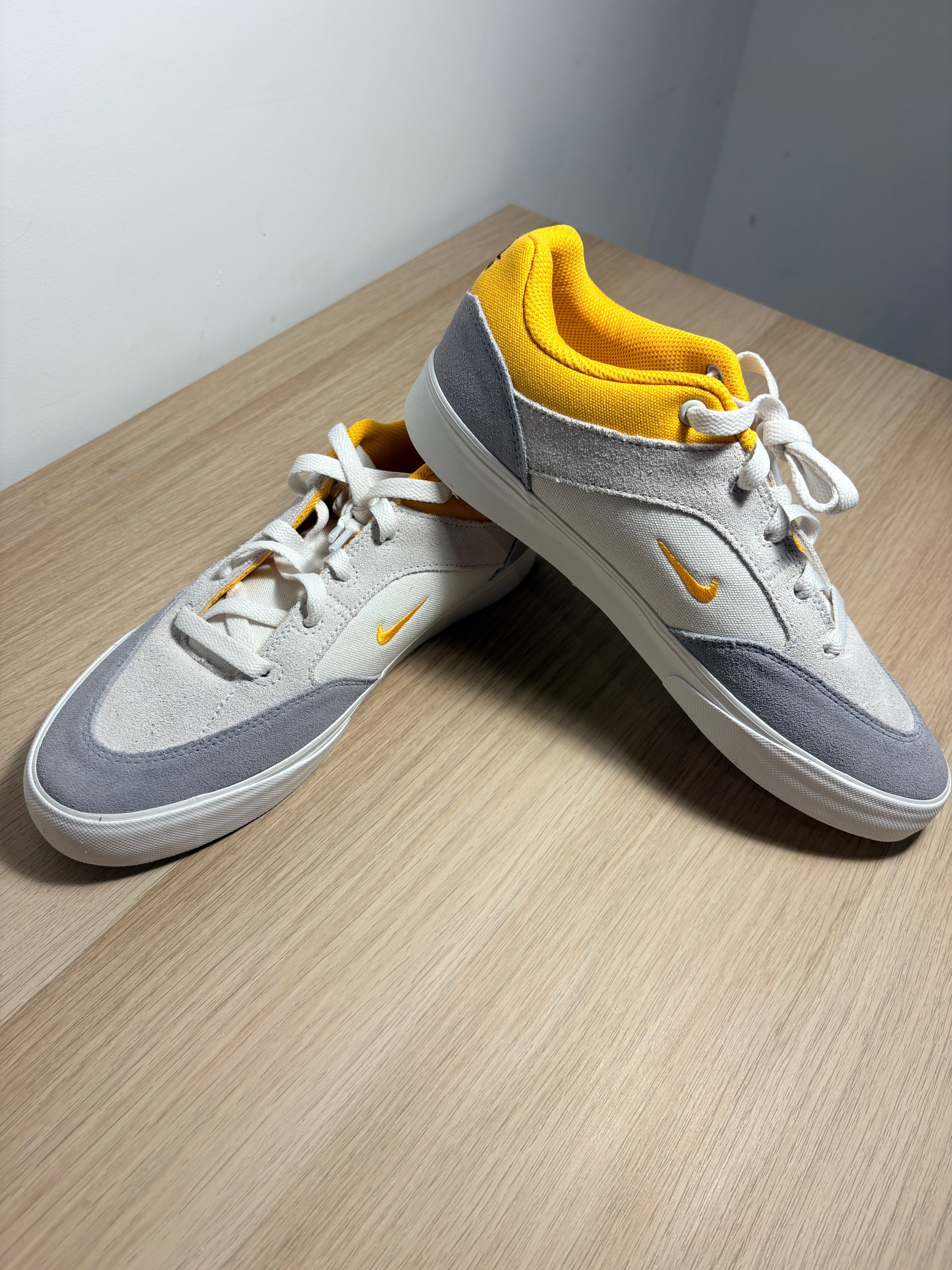 Nike SB Malor (GS) Teinte Platinium/ Or Université – Taille 39 – Neuve avec boîte (sans couvercle)