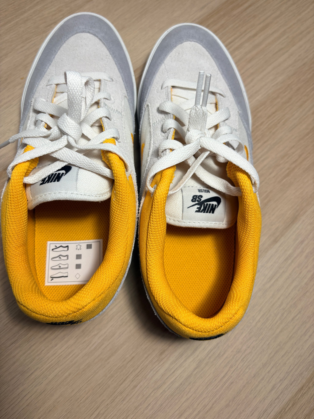 Nike SB Malor (GS) Teinte Platinium/ Or Université – Taille 39 – Neuve avec boîte (sans couvercle)