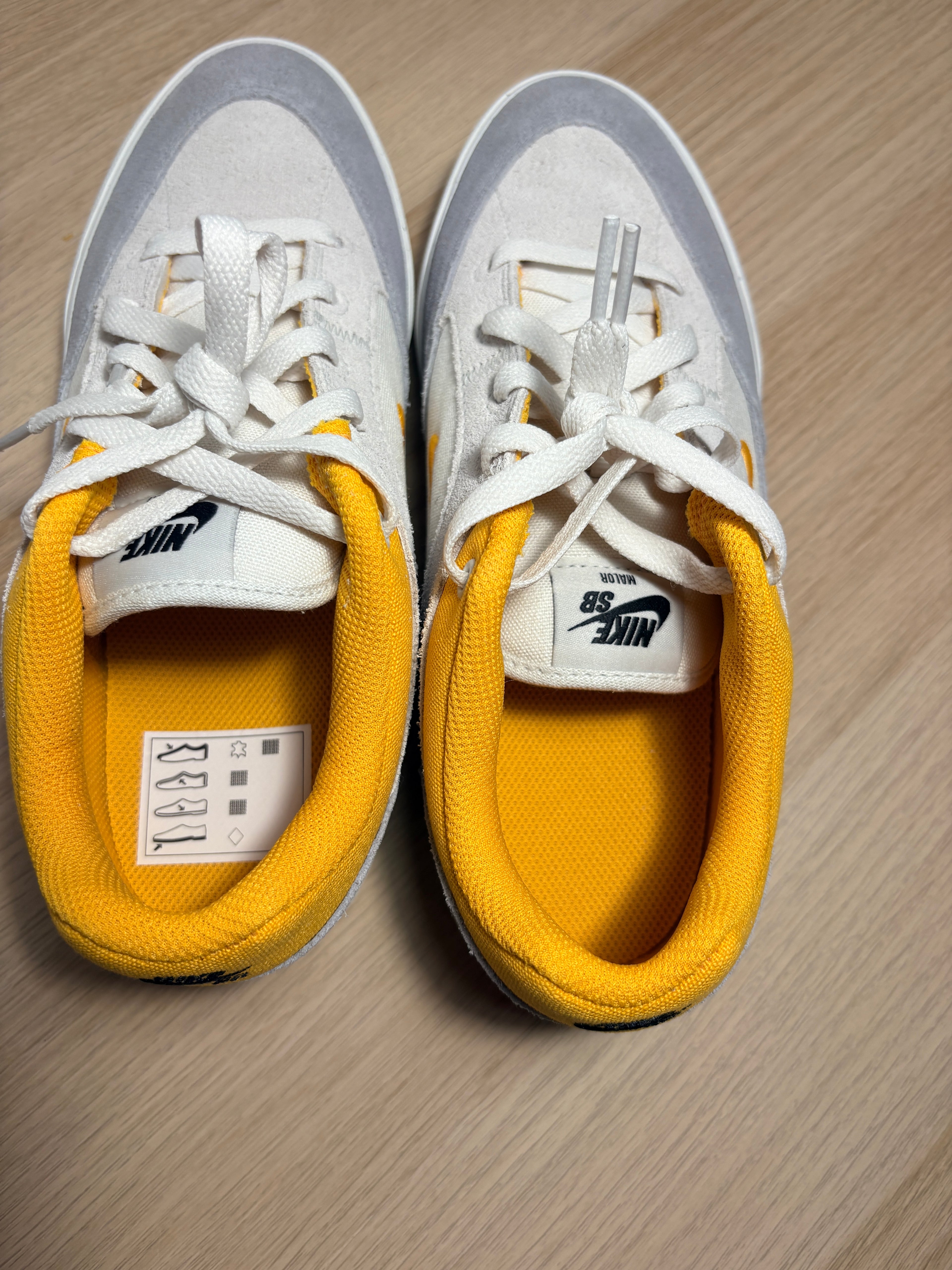 Nike SB Malor (GS) Teinte Platinium/ Or Université – Taille 39 – Neuve avec boîte (sans couvercle)