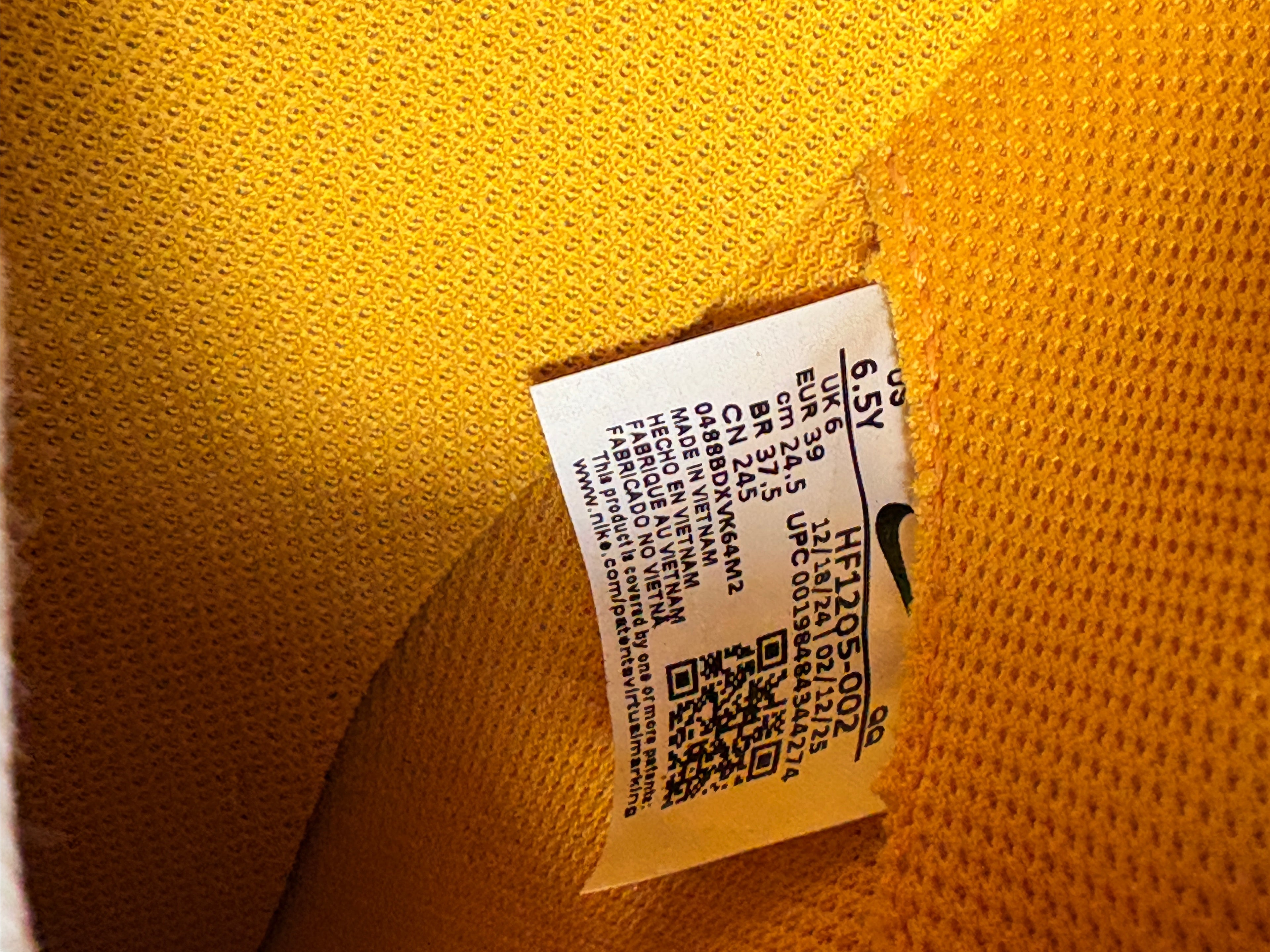 Nike SB Malor (GS) Teinte Platinium/ Or Université – Taille 39 – Neuve avec boîte (sans couvercle)