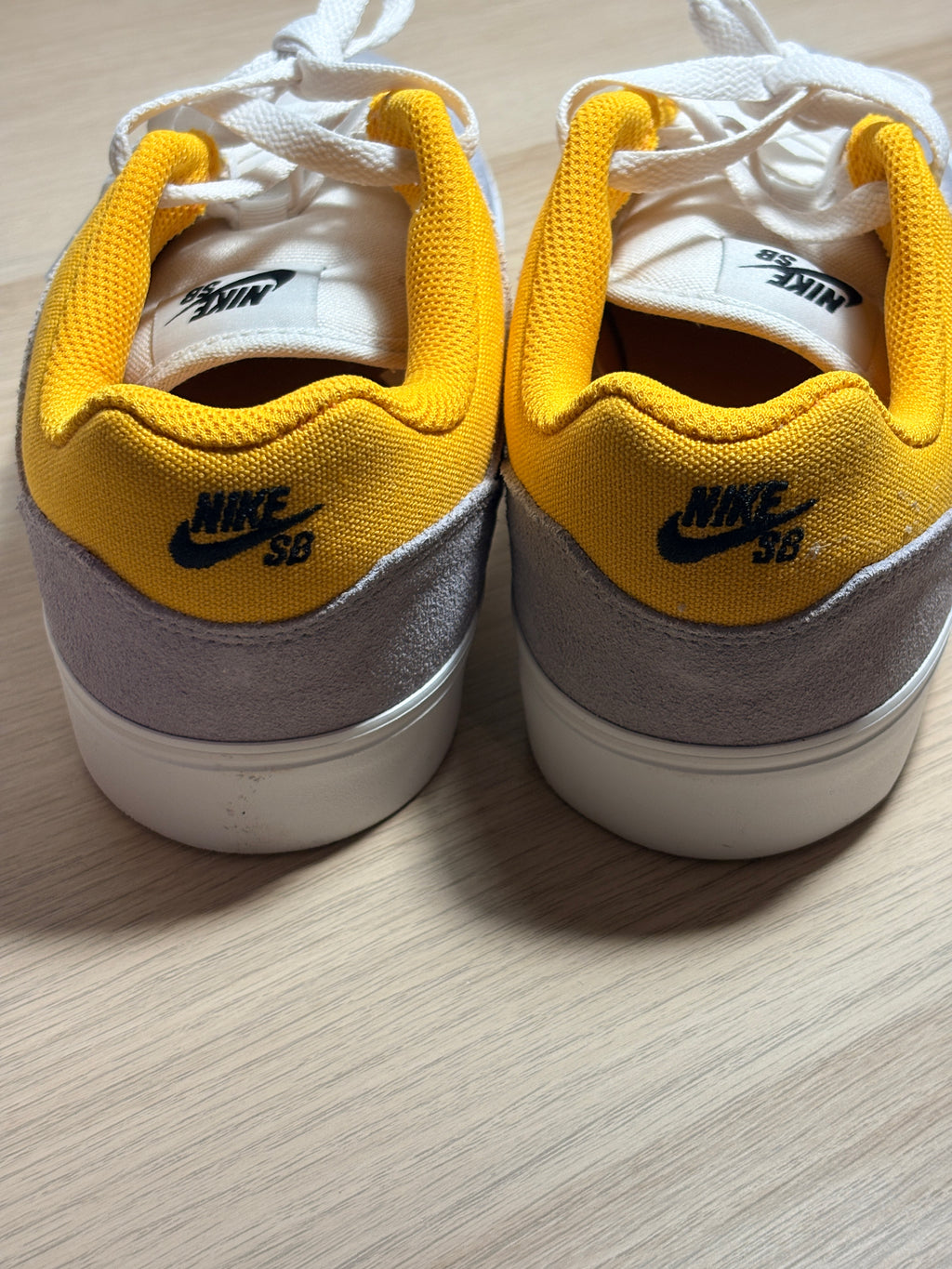 Nike SB Malor (GS) Teinte Platinium/ Or Université – Taille 39 – Neuve avec boîte (sans couvercle)