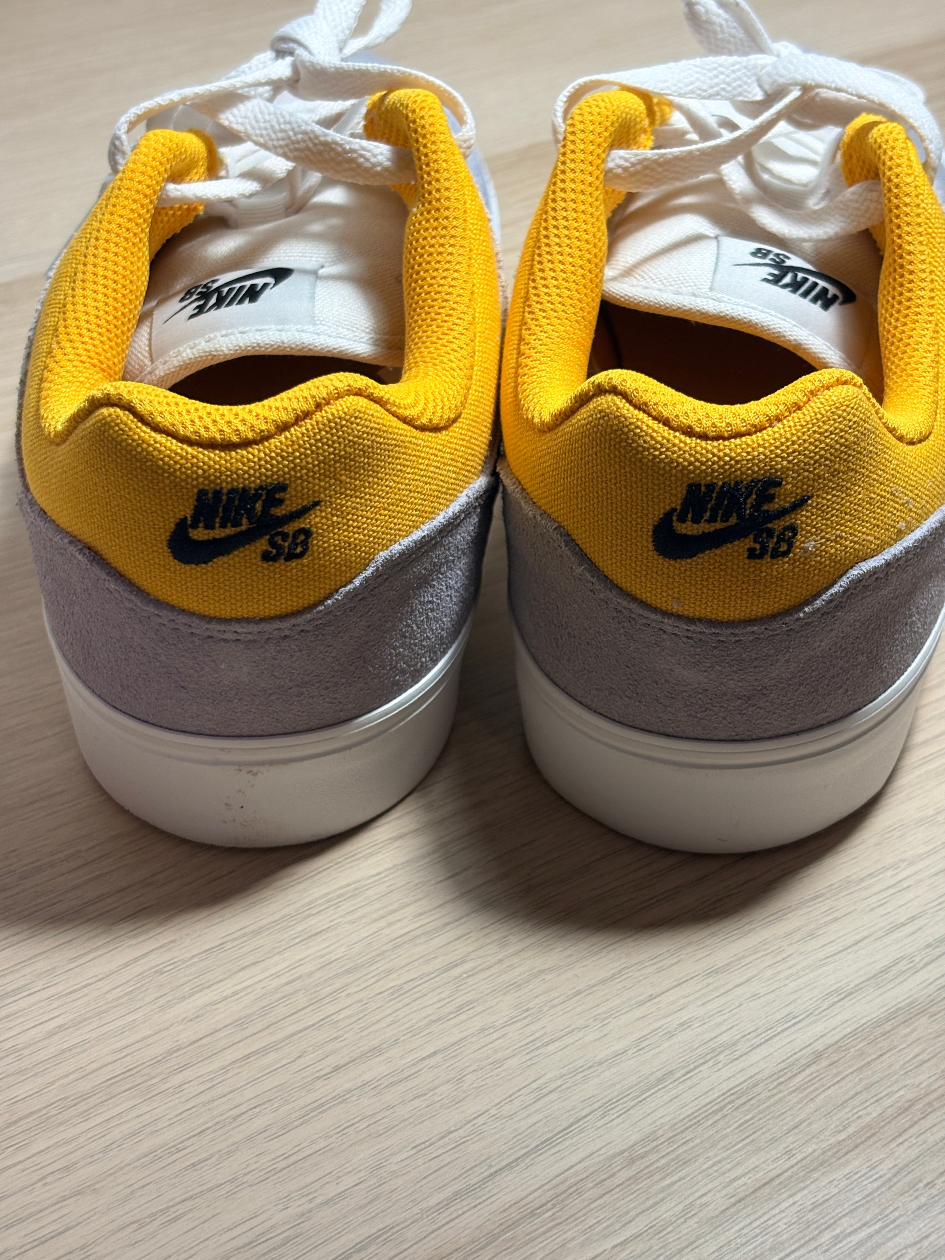 Nike SB Malor (GS) Teinte Platinium/ Or Université – Taille 39 – Neuve avec boîte (sans couvercle)