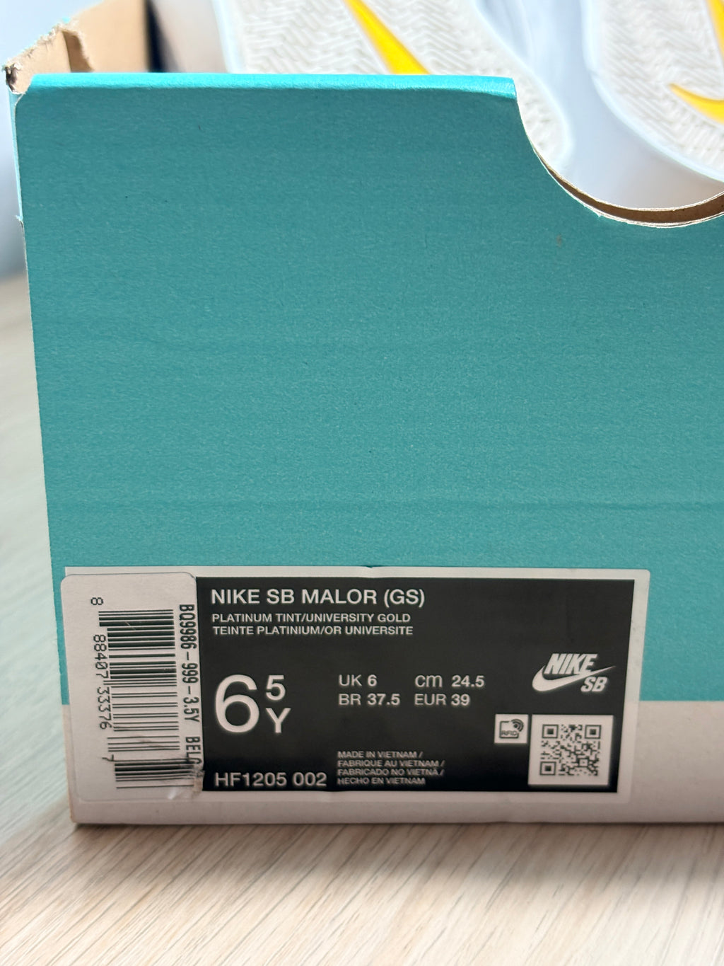 Nike SB Malor (GS) Teinte Platinium/ Or Université – Taille 39 – Neuve avec boîte (sans couvercle)