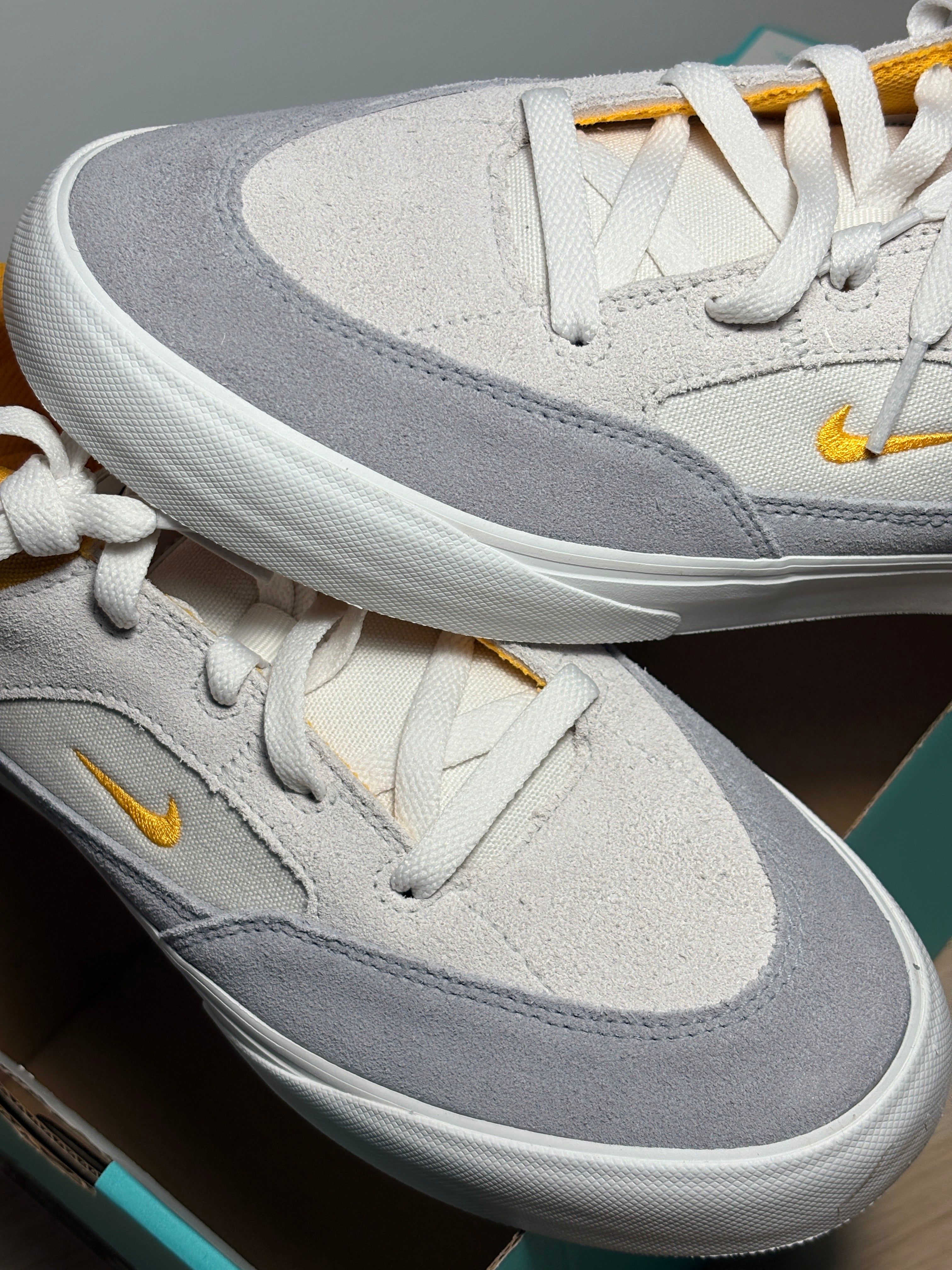 Nike SB Malor (GS) Teinte Platinium/ Or Université – Taille 39 – Neuve avec boîte (sans couvercle)