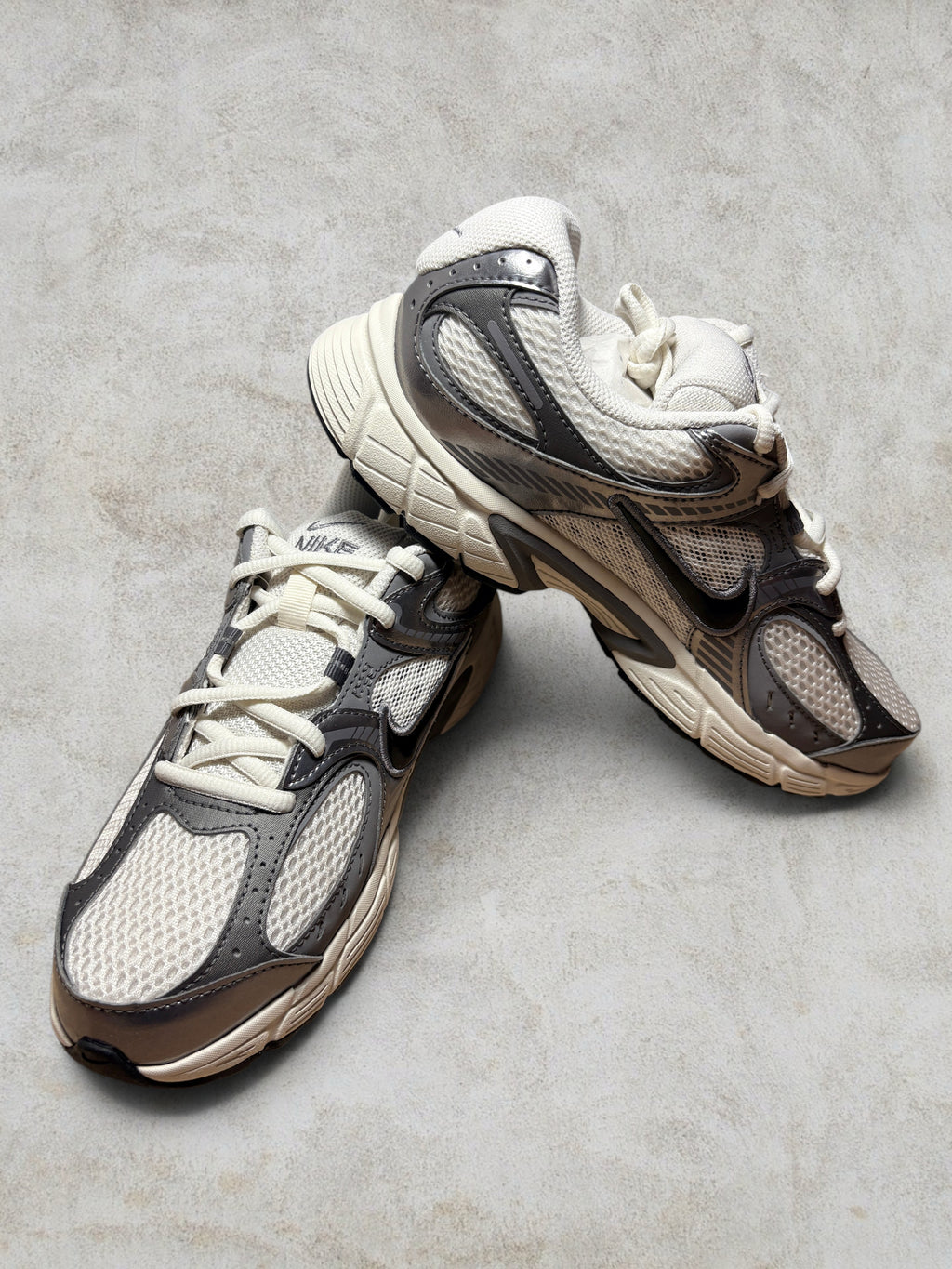 Baskets Style Y2K Sport Nike V5 RNR (GS) T 38,5 Modèle Enfant/Ado (Grade School) Neuf avec boîte