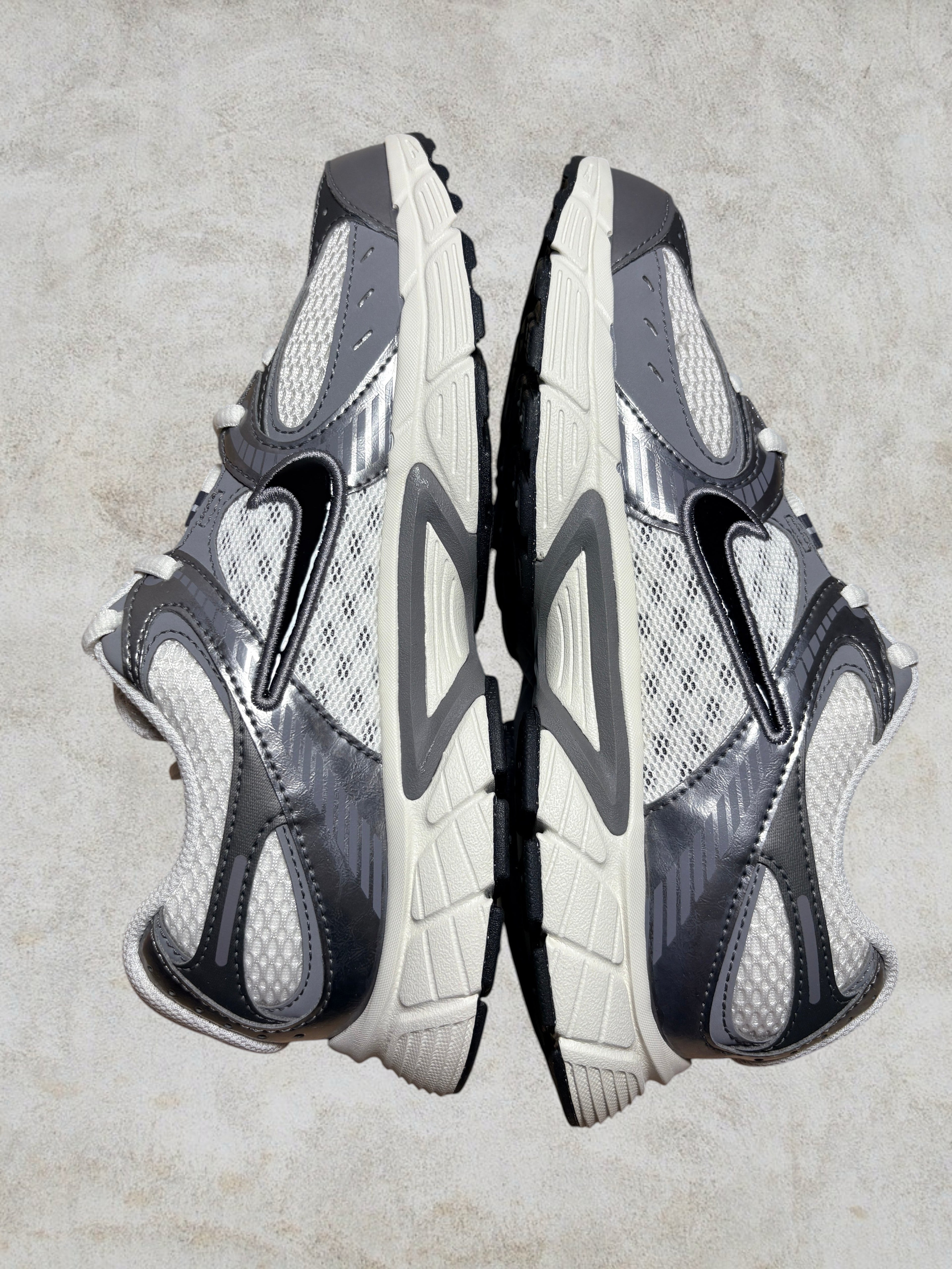 Baskets Style Y2K Sport Nike V5 RNR (GS) T 38,5 Modèle Enfant/Ado (Grade School) Neuf avec boîte