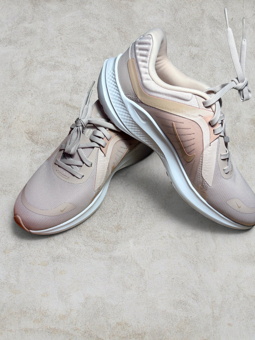 Nike Quest 5 Barely Rose - Pointure 38.5 - Neuve