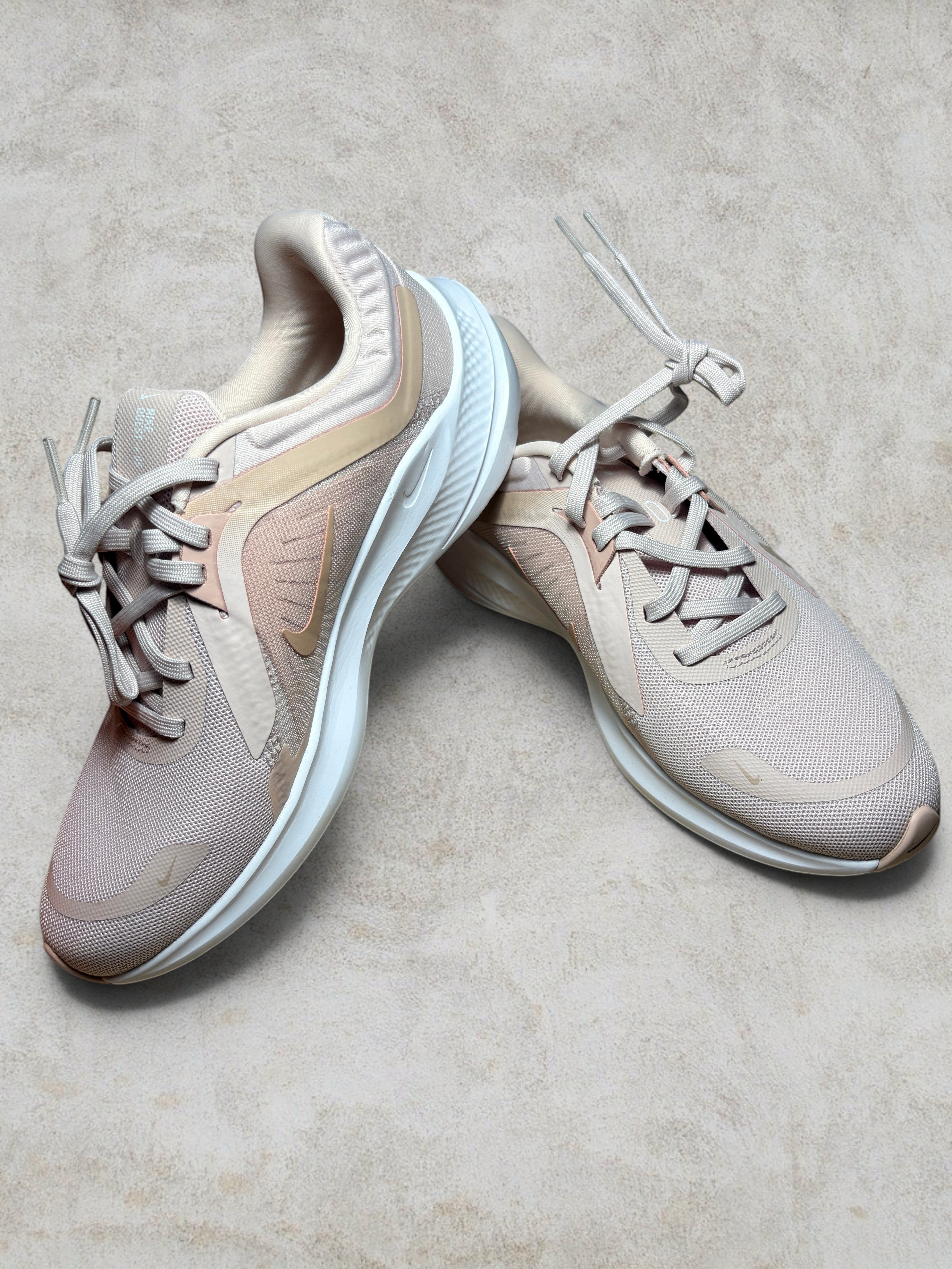 Nike Quest 5 Barely Rose - Pointure 38.5 - Neuve