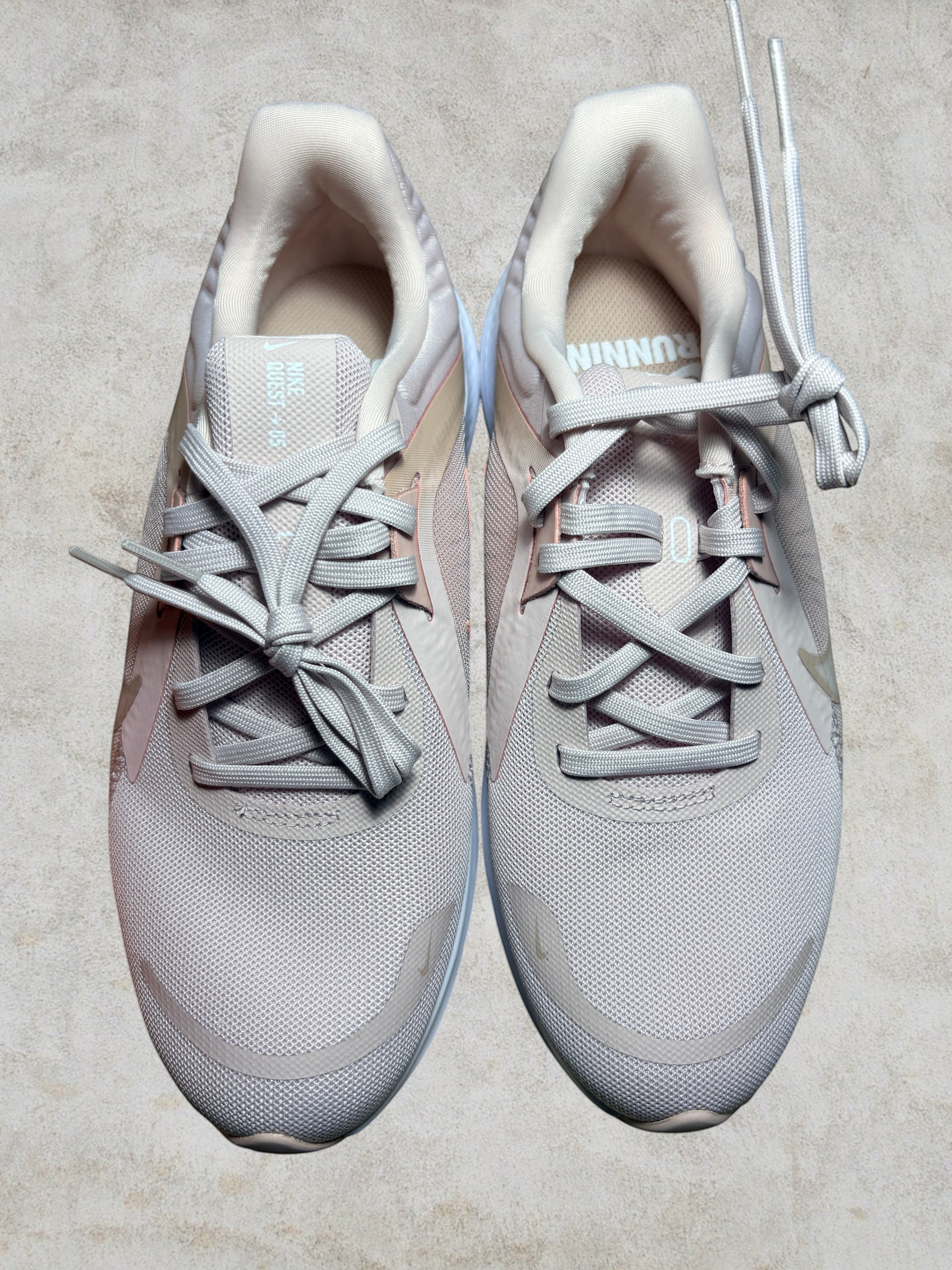 Nike Quest 5 Barely Rose - Pointure 38.5 - Neuve