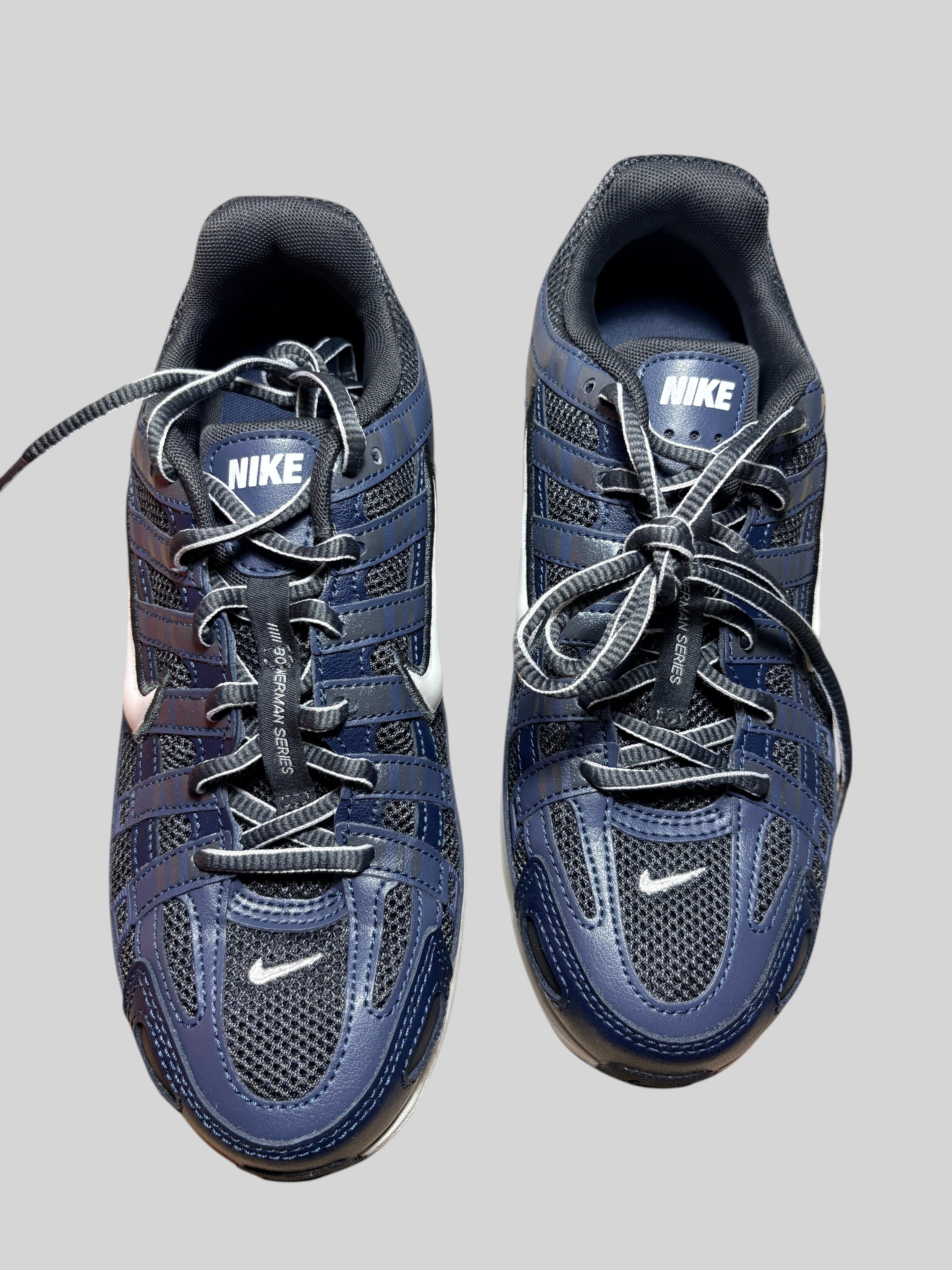 Baskets Nike P-6000 Rétro Running – Bleu Marine / Gris – Taille 38.5 NIKE