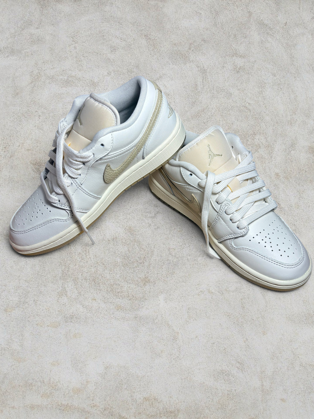Air Jordan 1 Low SE Metallic Team Gold (Femme) – Neuve