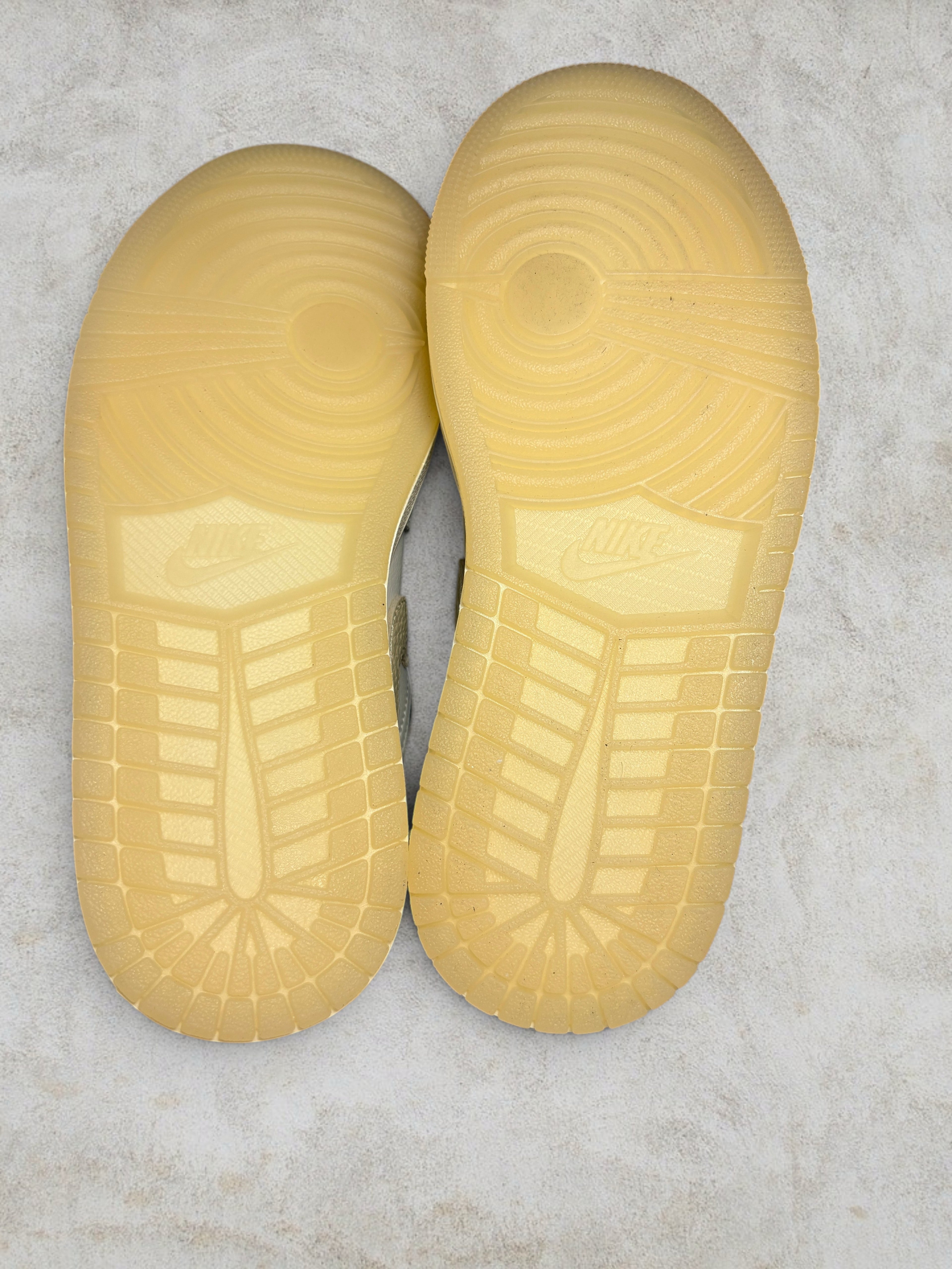 Air Jordan 1 Low SE Metallic Team Gold (Femme) – Neuve