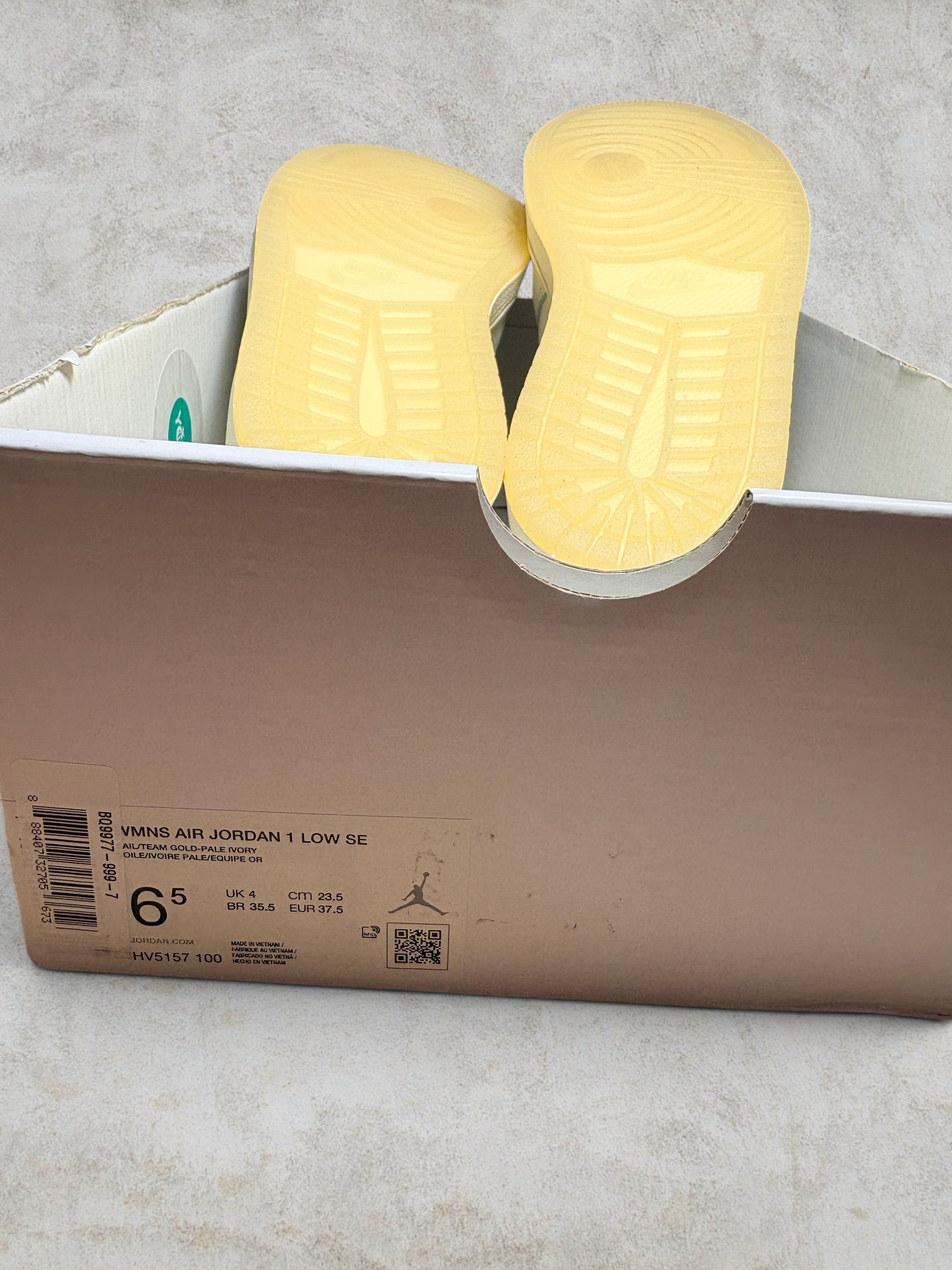 Air Jordan 1 Low SE Metallic Team Gold (Femme) – Neuve