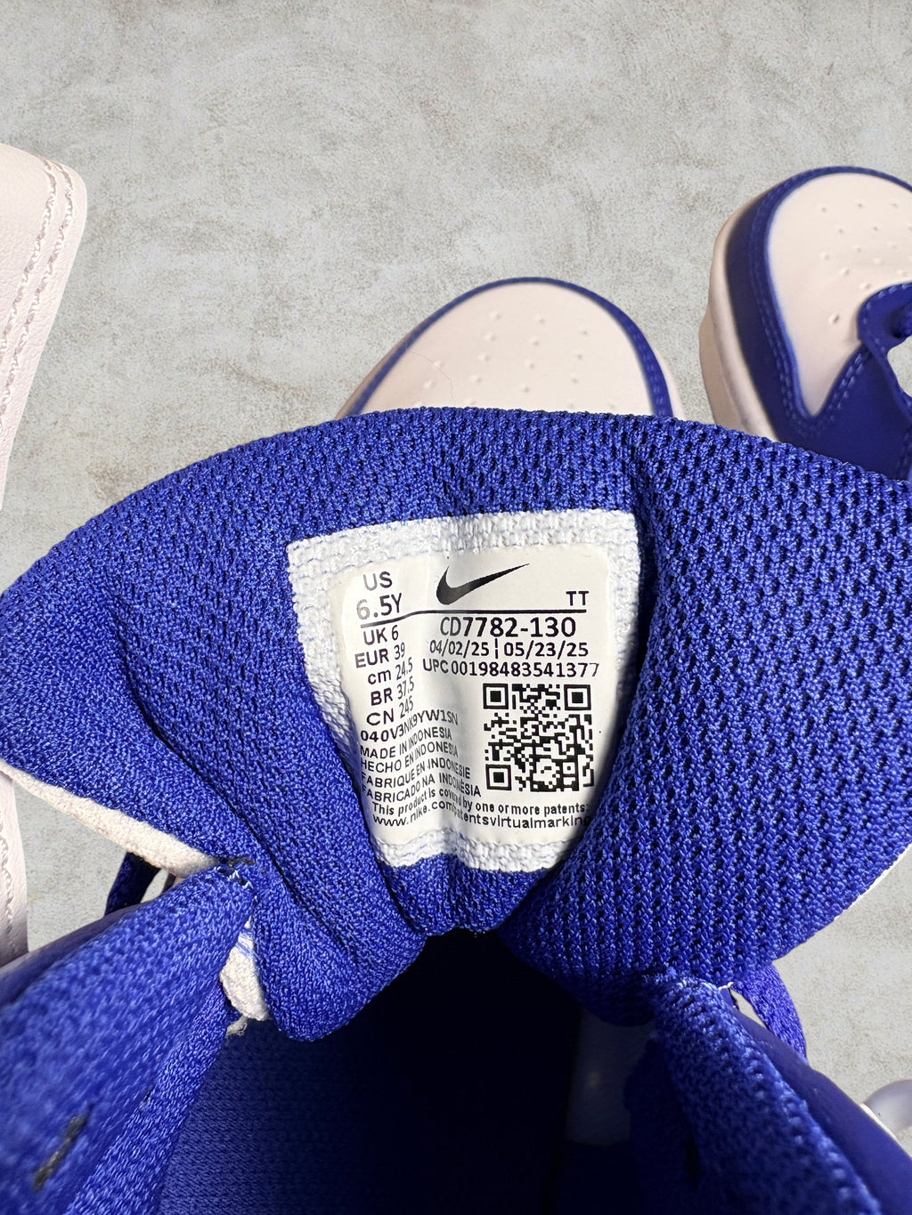 Baskets Nike Court Borough Mid 2 (GS) – Blanc & Bleu – Pointure 39