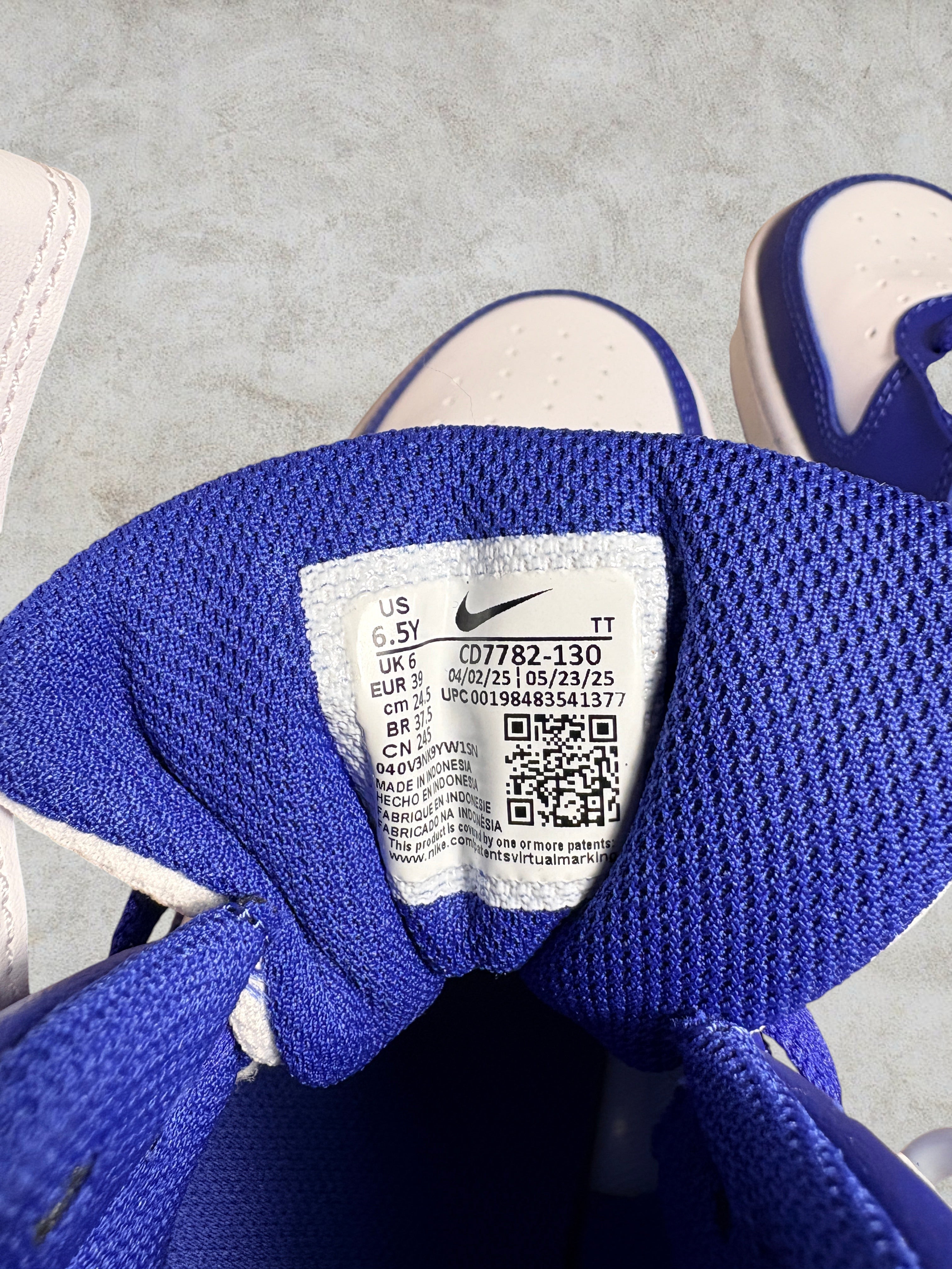 Baskets Nike Court Borough Mid 2 (GS) – Blanc & Bleu – Pointure 39