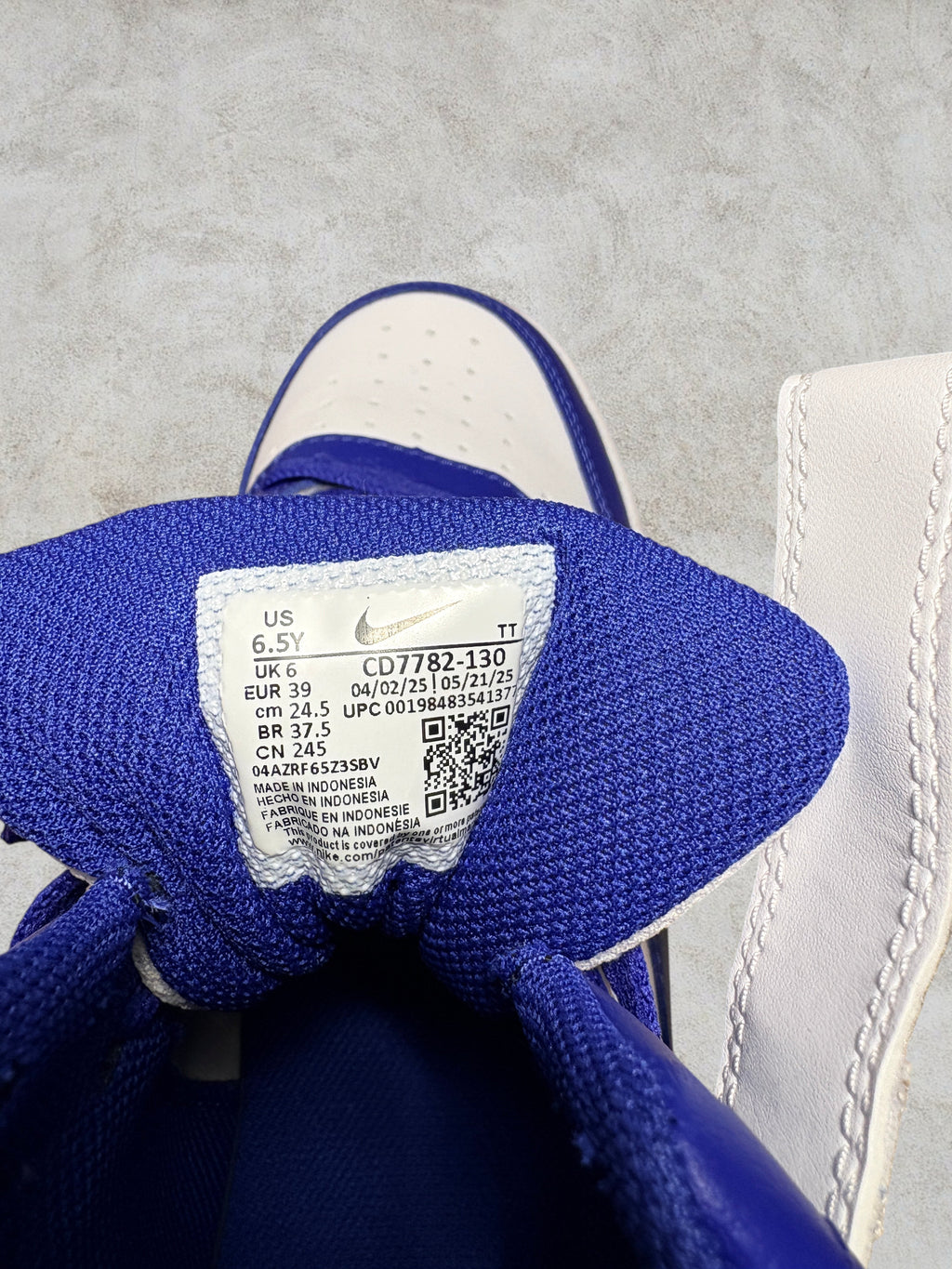Baskets Nike Court Borough Mid 2 (GS) – Blanc & Bleu – Pointure 39