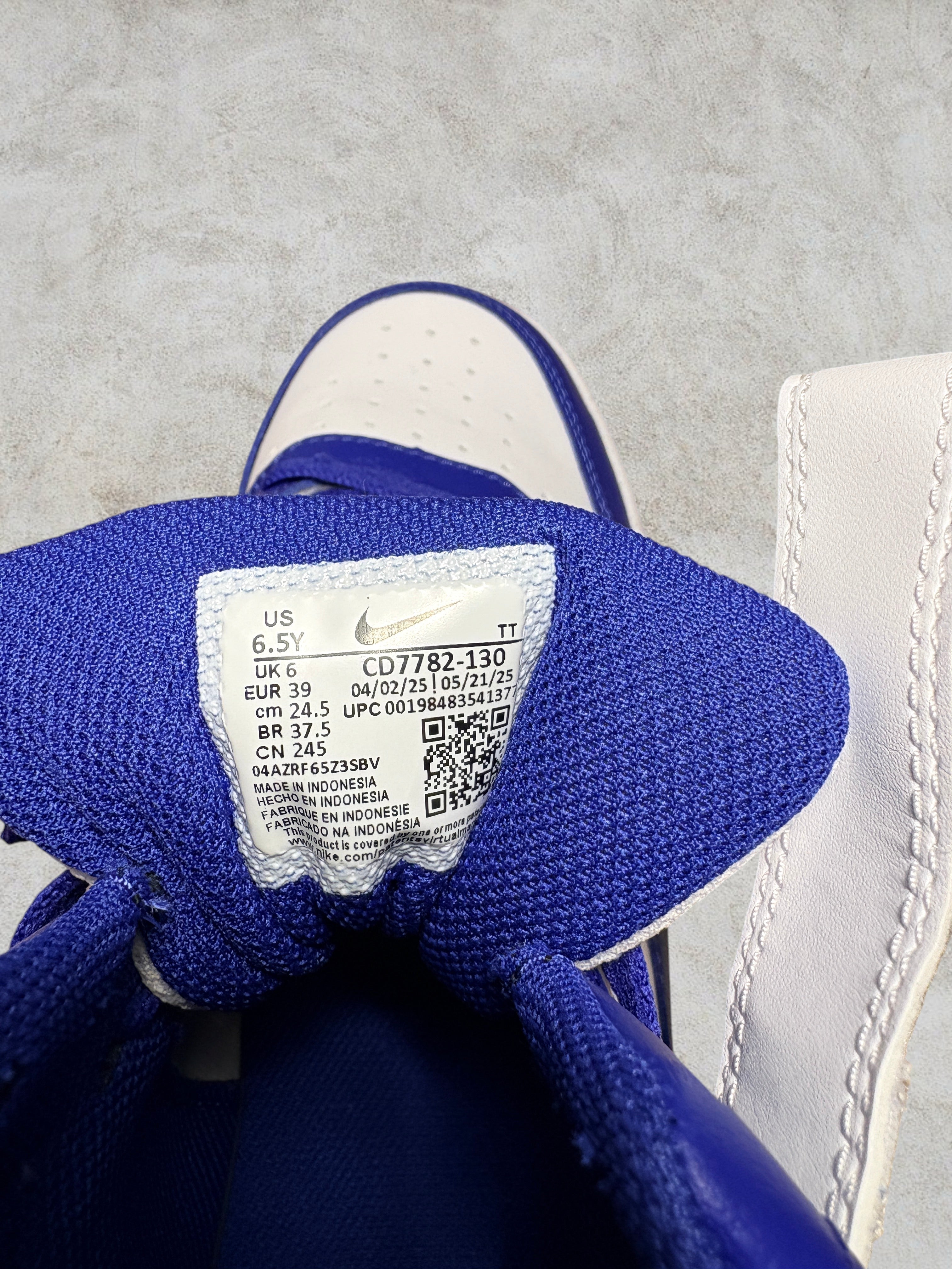 Baskets Nike Court Borough Mid 2 (GS) – Blanc & Bleu – Pointure 39