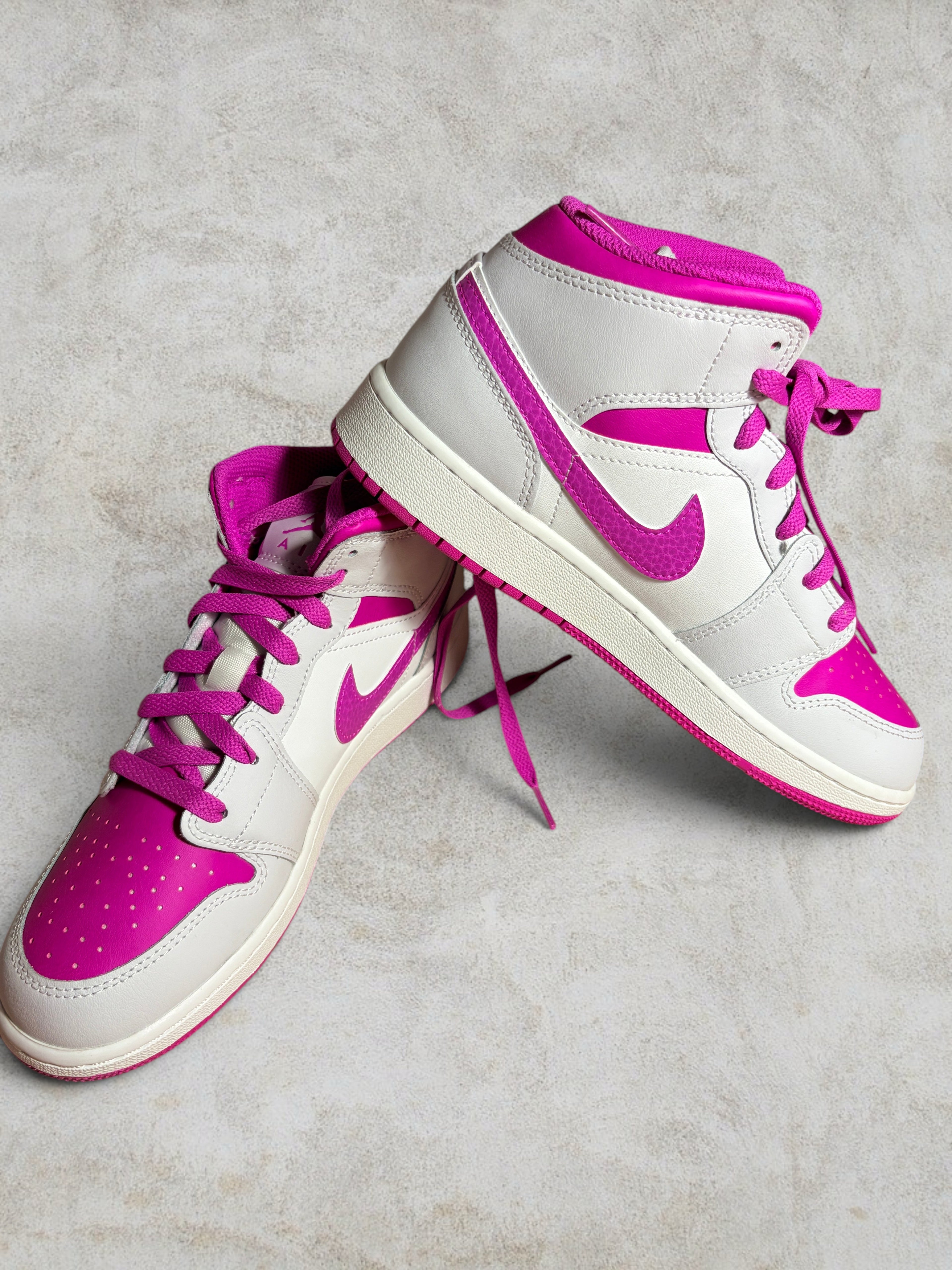 Air Jordan 1 Mid Fire Pink (GS) – Neuve – Taille 38