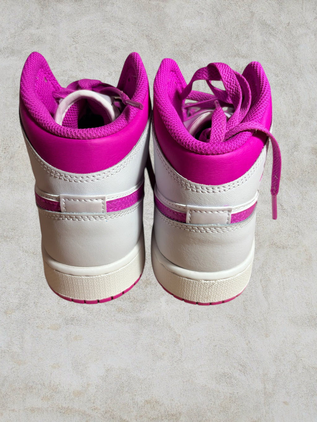 Air Jordan 1 Mid Fire Pink (GS) – Neuve – Taille 38