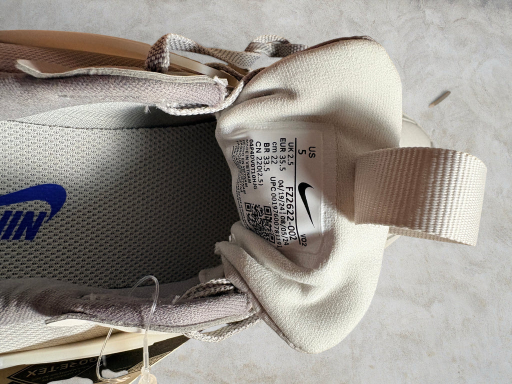 Nike V2K Run GORE-TEX "Light Bone" (ou "Light Iron Ore")