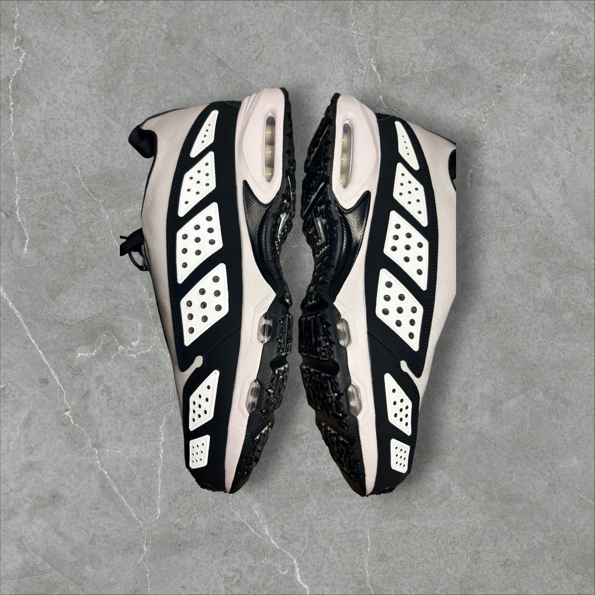 Basket Nike Air Max SNDR Noir et Blanc 44.5