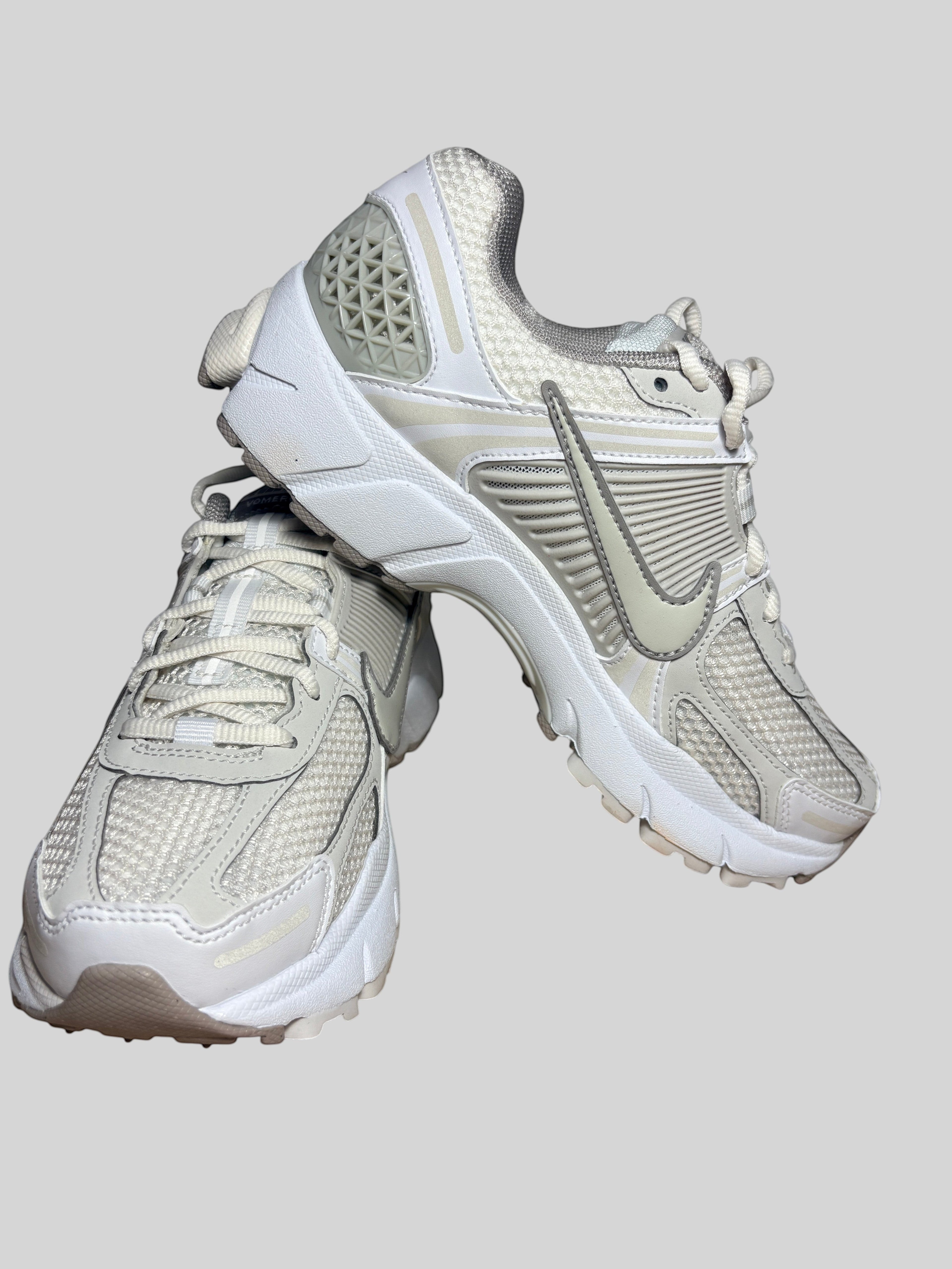 Nike - Zoom Vomero 5 - Light Bone / White / Grey - Neuve avec étiquette NIKE