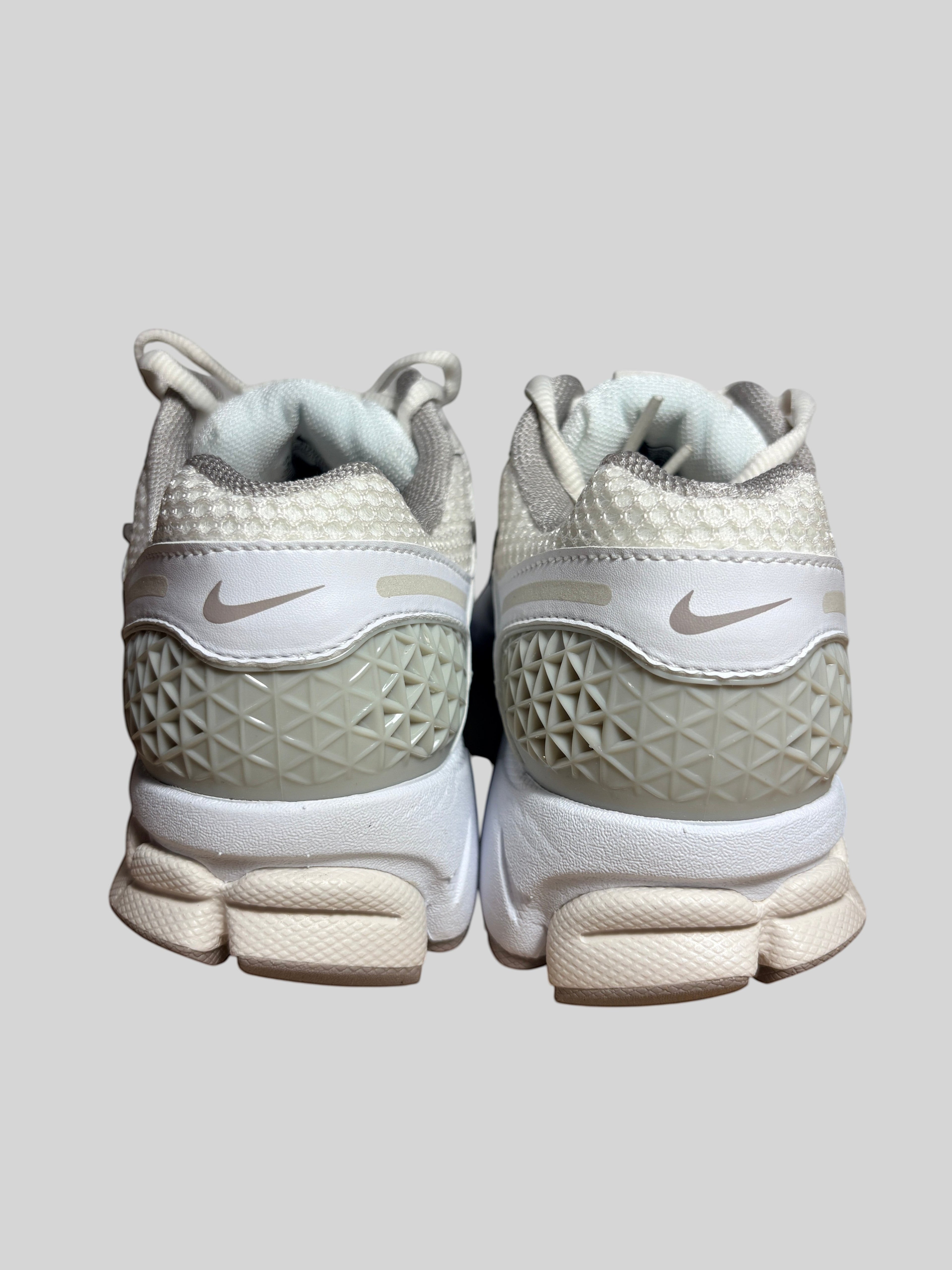 Nike - Zoom Vomero 5 - Light Bone / White / Grey - Neuve avec étiquette NIKE