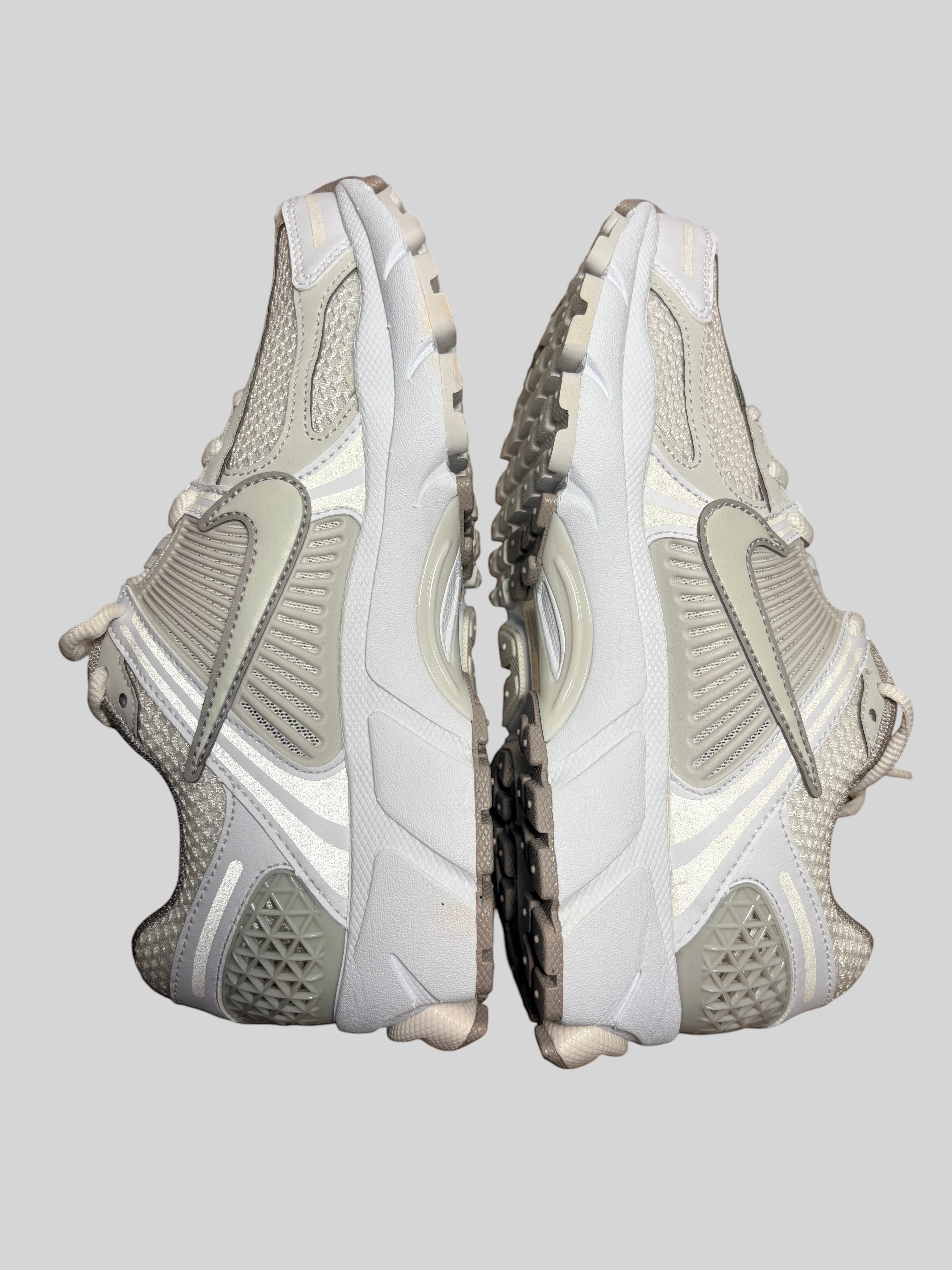 Nike - Zoom Vomero 5 - Light Bone / White / Grey - Neuve avec étiquette NIKE