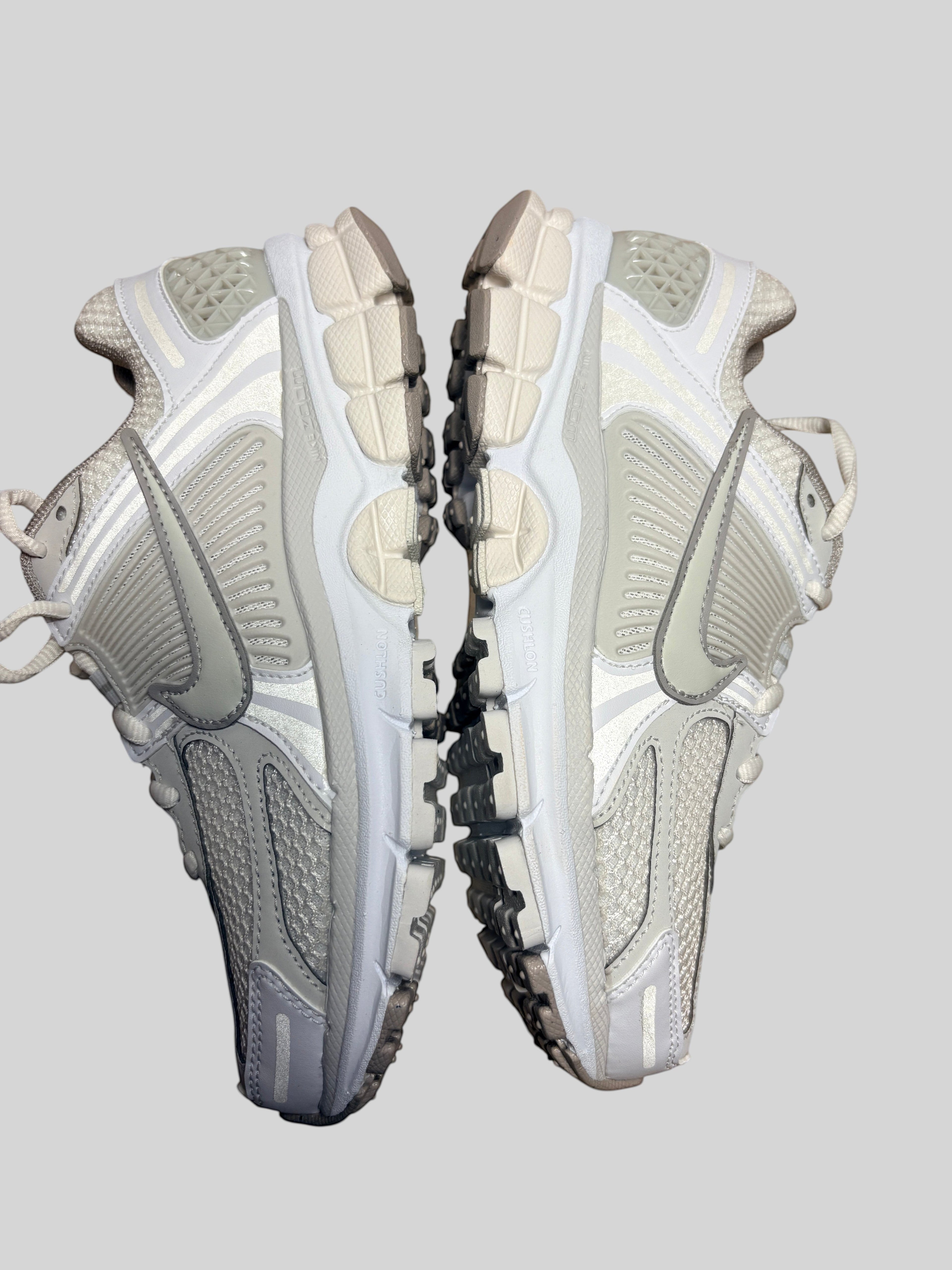 Nike - Zoom Vomero 5 - Light Bone / White / Grey - Neuve avec étiquette NIKE