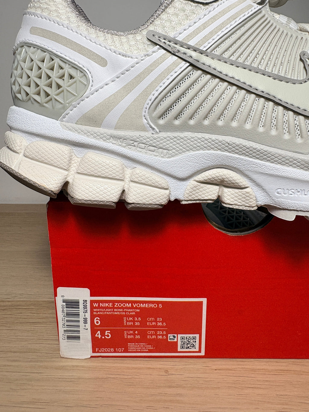 Nike - Zoom Vomero 5 - Light Bone / White / Grey - Neuve avec étiquette NIKE