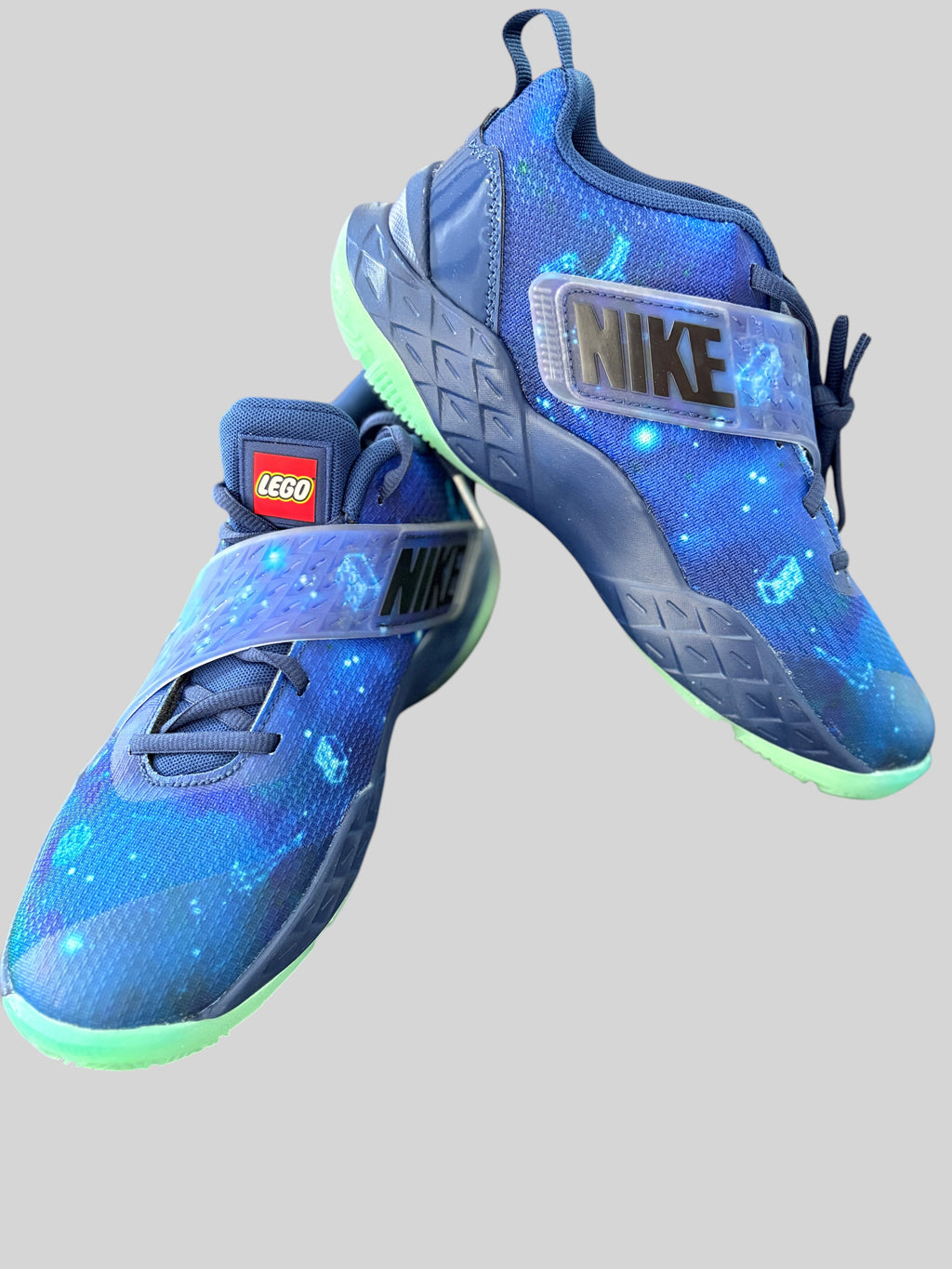 Baskets Nike TNike - Hustle D 12 x LEGO® Collection - Brave Blue / Multi-Color / Green Strike / Black - Neuve avec étiquetteeam Hustle D 12 x LEGO® Collection (GS) – Brave Blue NIKE