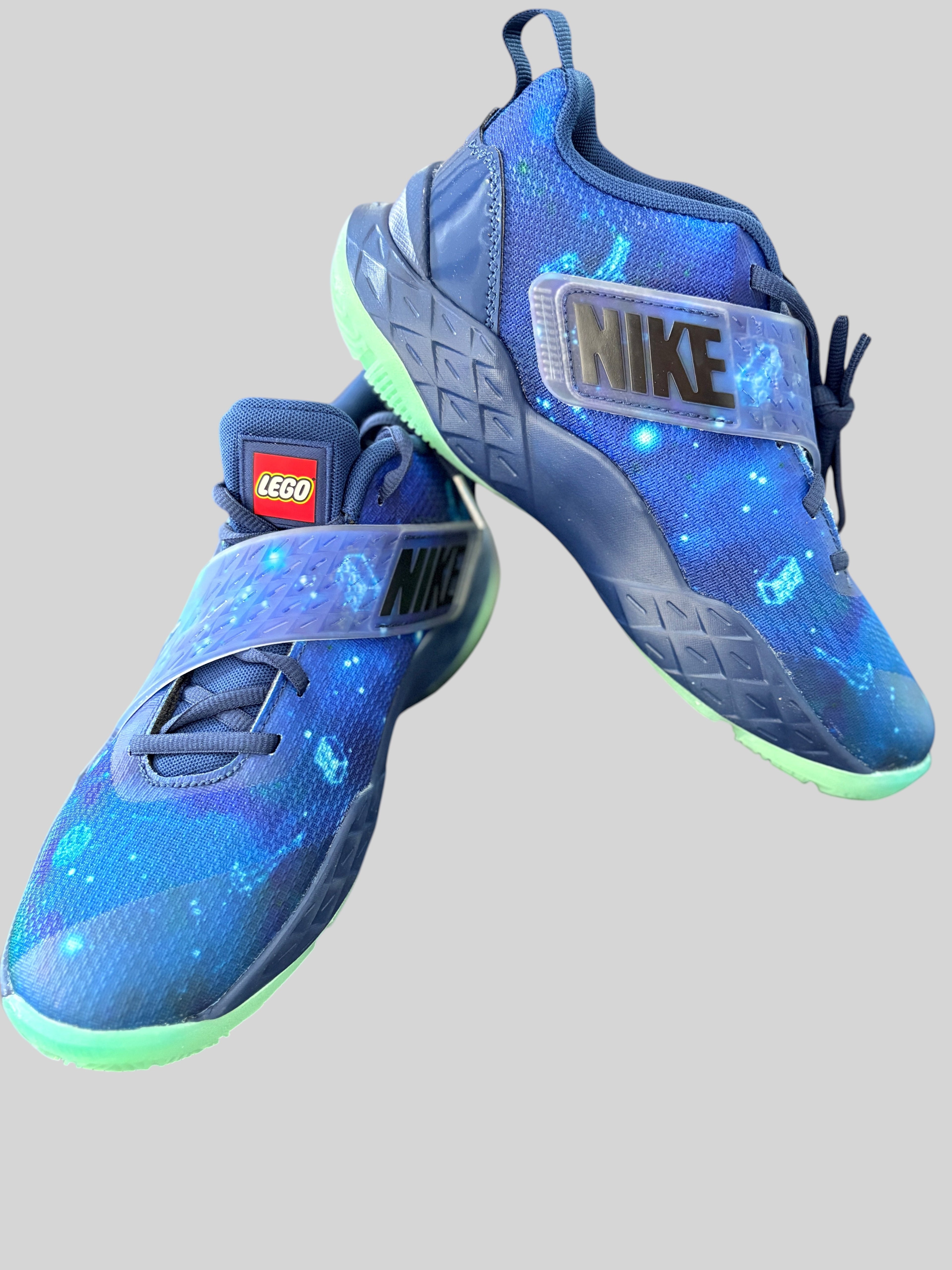 Baskets Nike TNike - Hustle D 12 x LEGO® Collection - Brave Blue / Multi-Color / Green Strike / Black - Neuve avec étiquetteeam Hustle D 12 x LEGO® Collection (GS) – Brave Blue NIKE