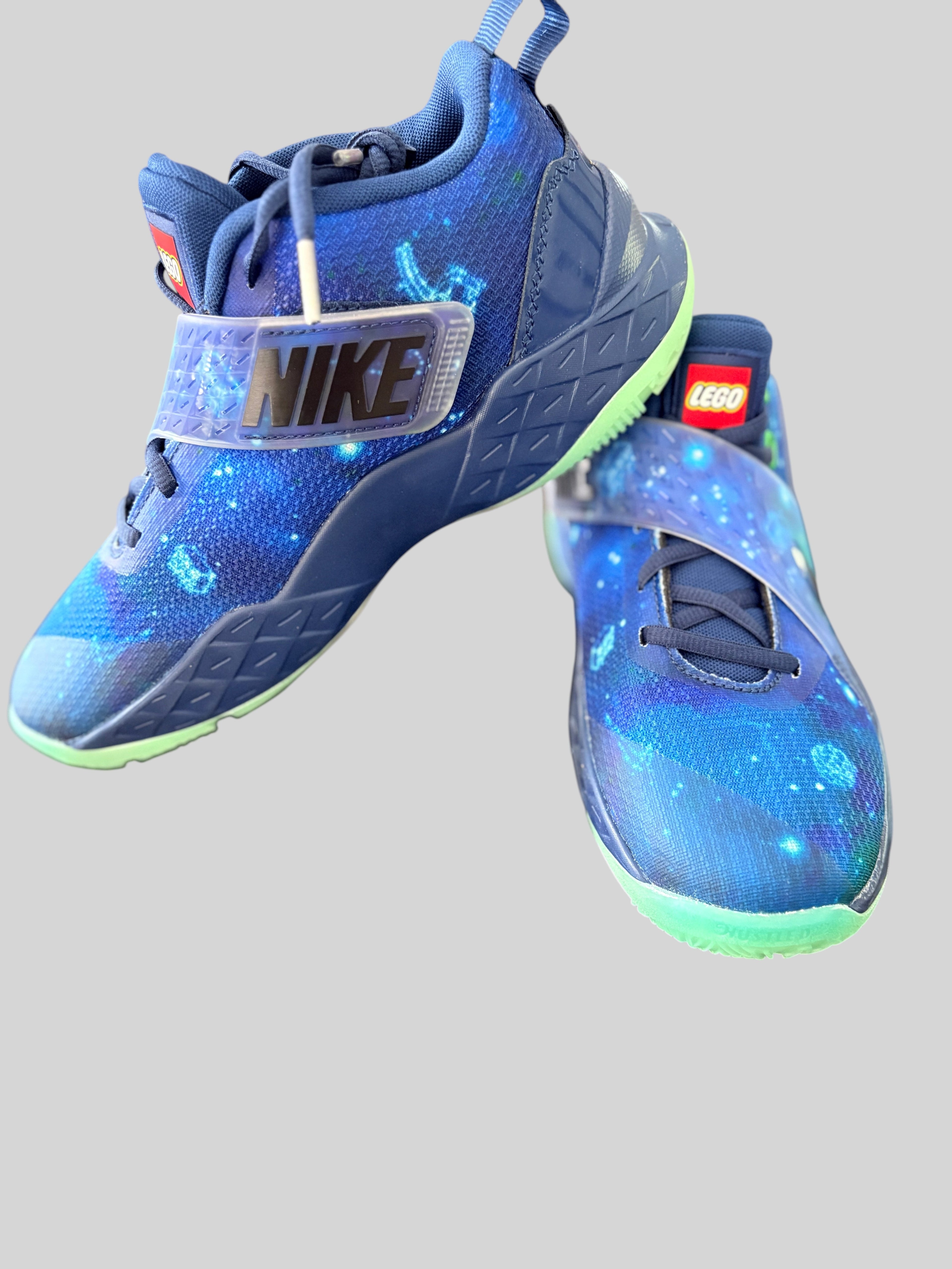Baskets Nike TNike - Hustle D 12 x LEGO® Collection - Brave Blue / Multi-Color / Green Strike / Black - Neuve avec étiquetteeam Hustle D 12 x LEGO® Collection (GS) – Brave Blue NIKE