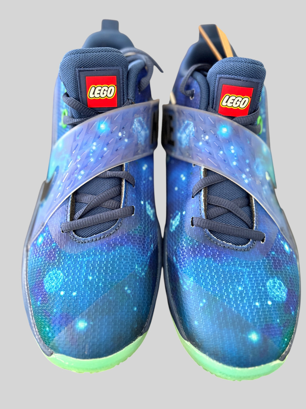 Baskets Nike TNike - Hustle D 12 x LEGO® Collection - Brave Blue / Multi-Color / Green Strike / Black - Neuve avec étiquetteeam Hustle D 12 x LEGO® Collection (GS) – Brave Blue NIKE