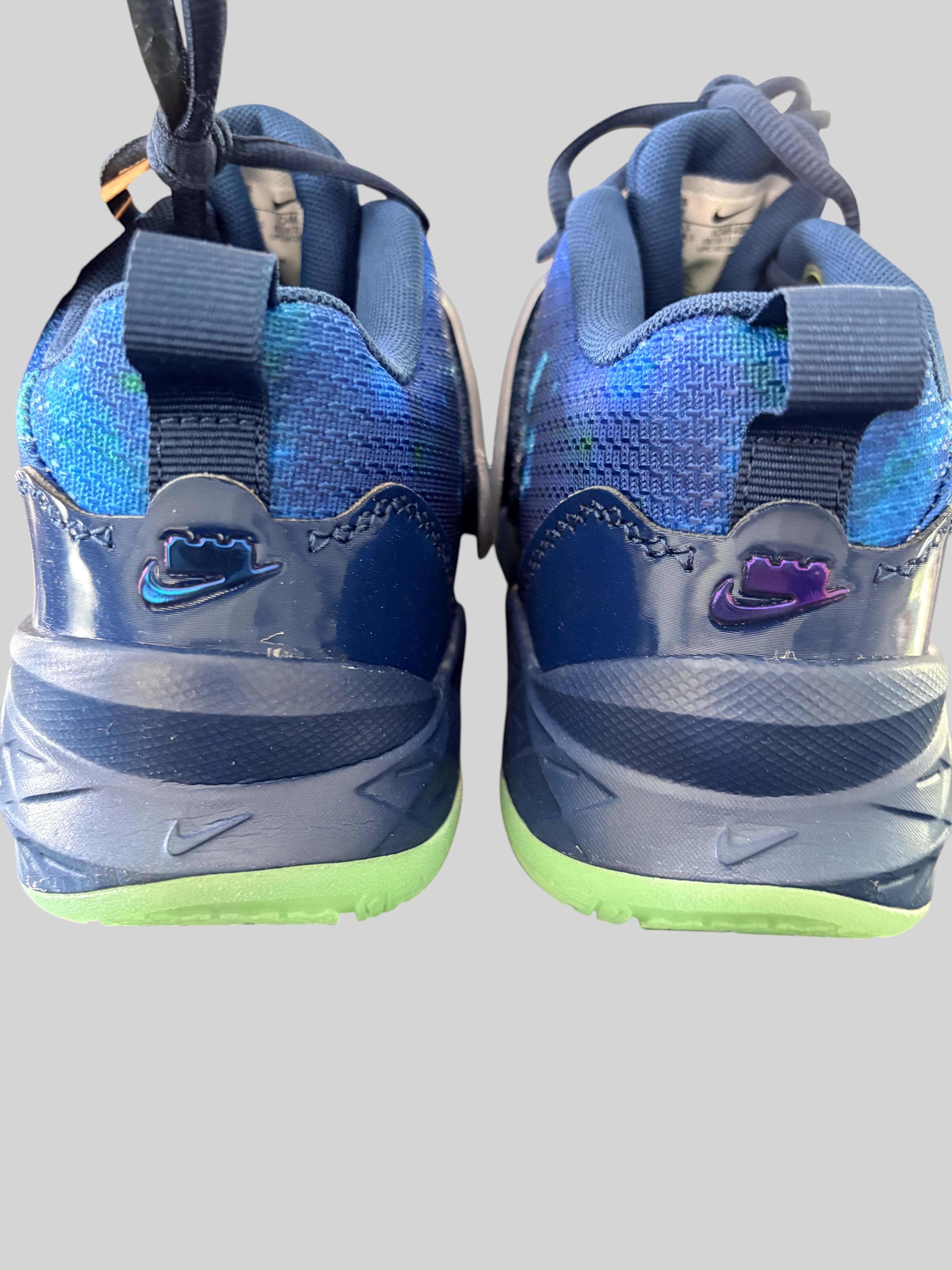 Baskets Nike TNike - Hustle D 12 x LEGO® Collection - Brave Blue / Multi-Color / Green Strike / Black - Neuve avec étiquetteeam Hustle D 12 x LEGO® Collection (GS) – Brave Blue NIKE