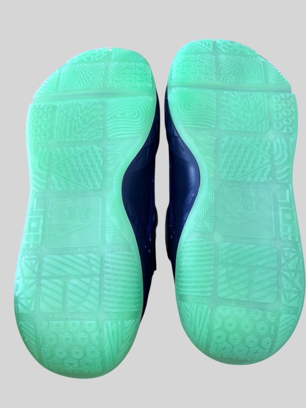 Baskets Nike TNike - Hustle D 12 x LEGO® Collection - Brave Blue / Multi-Color / Green Strike / Black - Neuve avec étiquetteeam Hustle D 12 x LEGO® Collection (GS) – Brave Blue NIKE