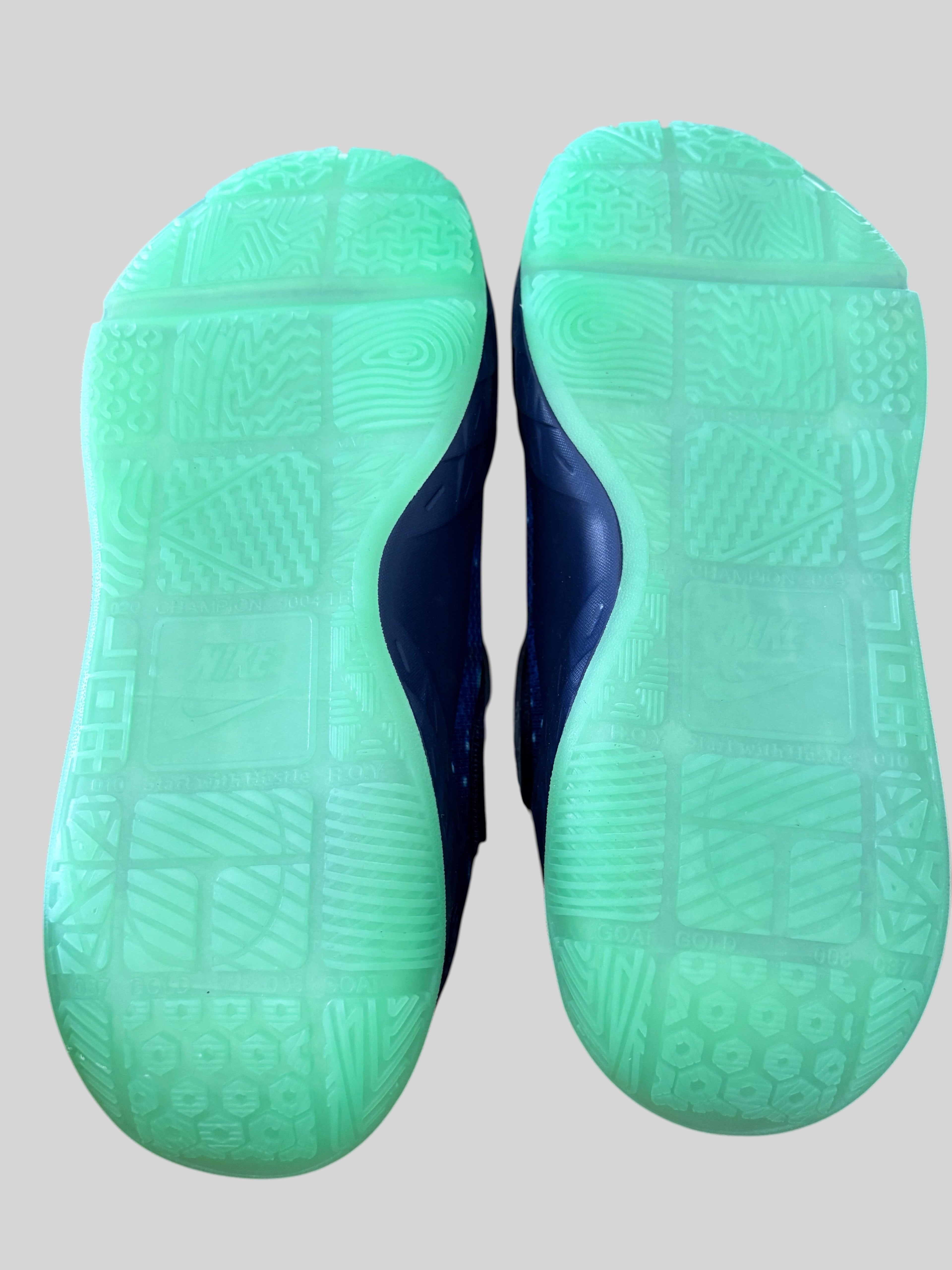 Baskets Nike TNike - Hustle D 12 x LEGO® Collection - Brave Blue / Multi-Color / Green Strike / Black - Neuve avec étiquetteeam Hustle D 12 x LEGO® Collection (GS) – Brave Blue NIKE