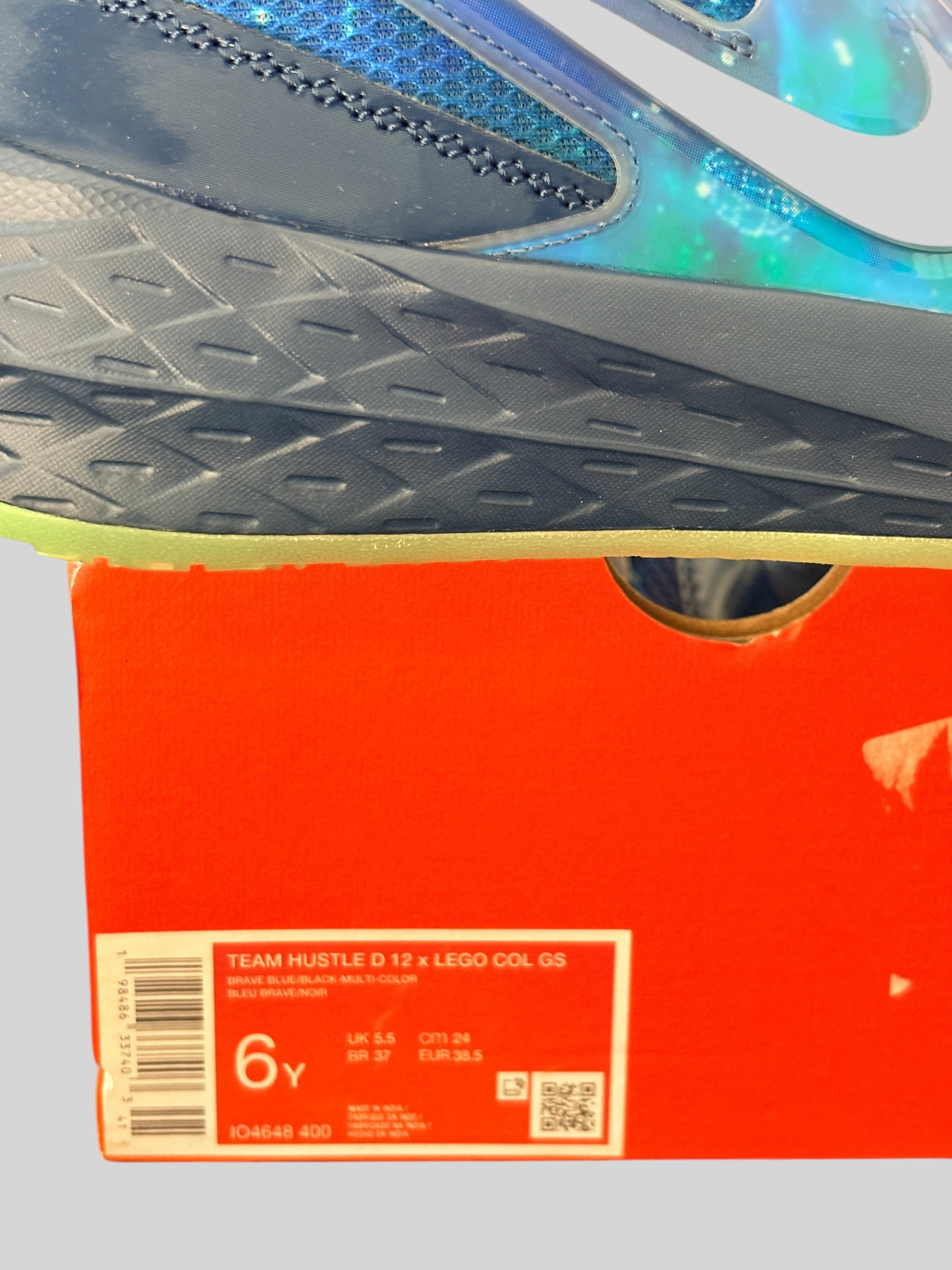 Baskets Nike TNike - Hustle D 12 x LEGO® Collection - Brave Blue / Multi-Color / Green Strike / Black - Neuve avec étiquetteeam Hustle D 12 x LEGO® Collection (GS) – Brave Blue NIKE