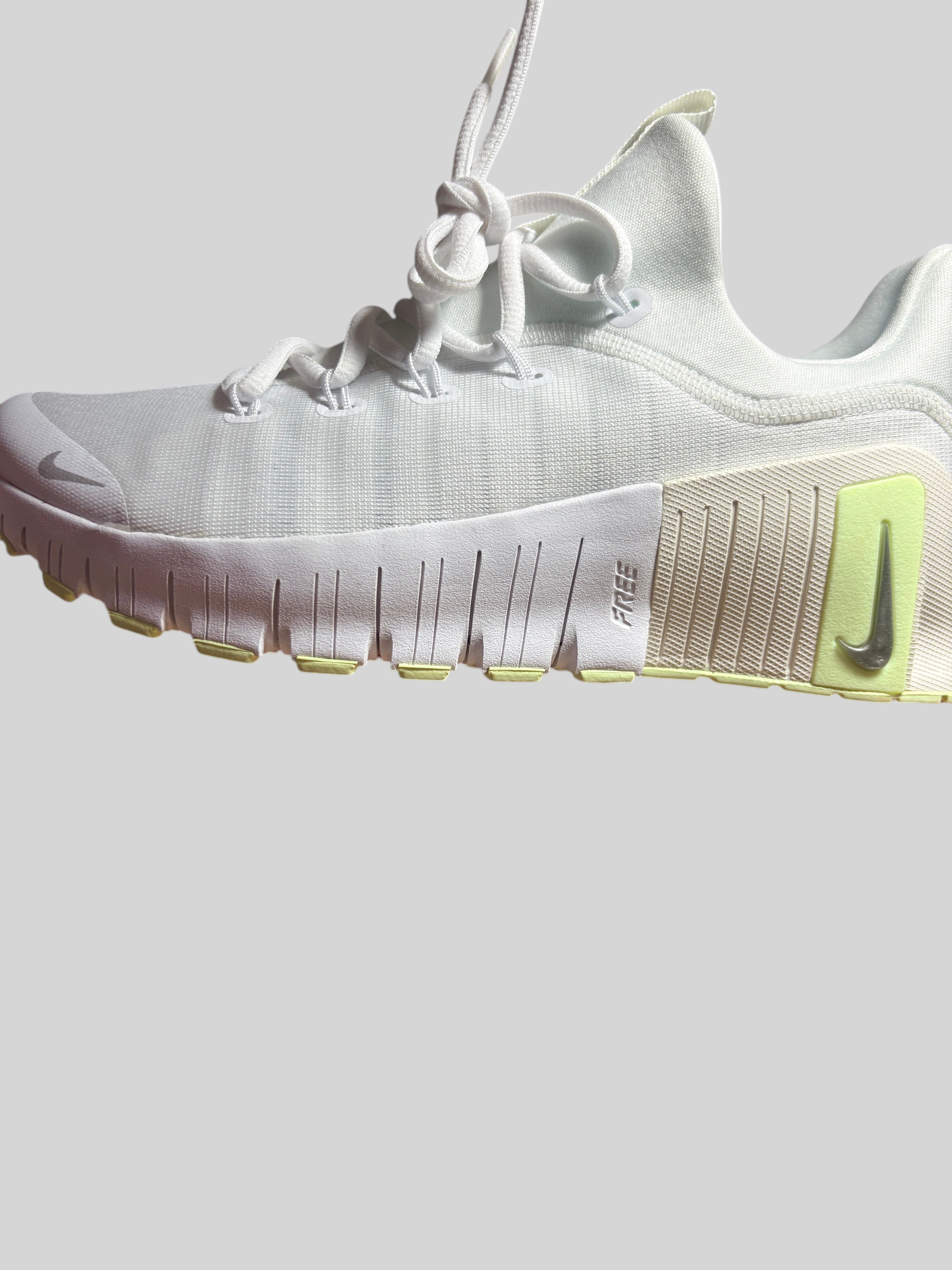 Baskets de Fitness Nike Free Metcon 6 Femme – Blanc / Argent Métallisé / Volt NIKE