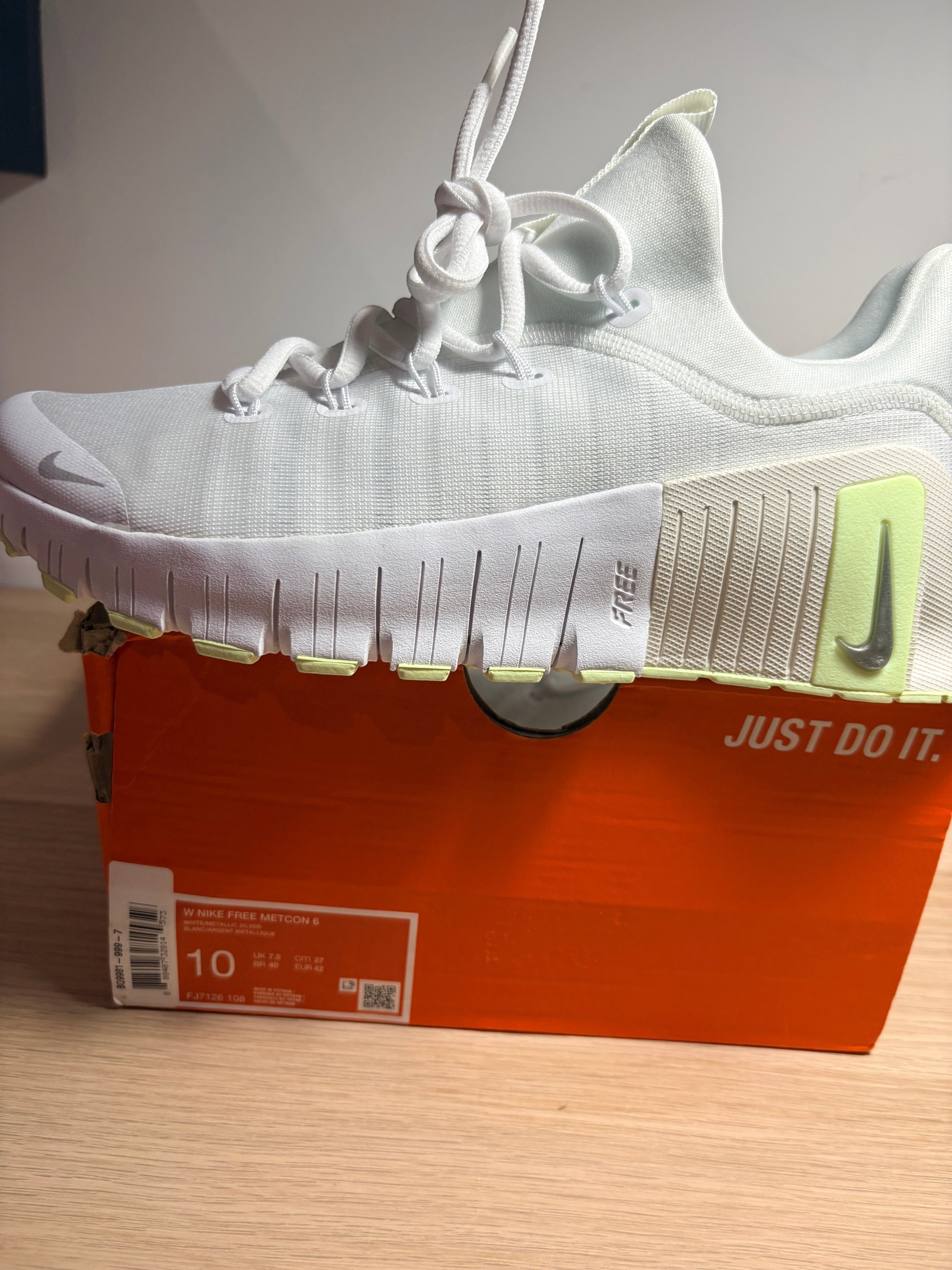 Baskets de Fitness Nike Free Metcon 6 Femme – Blanc / Argent Métallisé / Volt (Taille 42 EU)