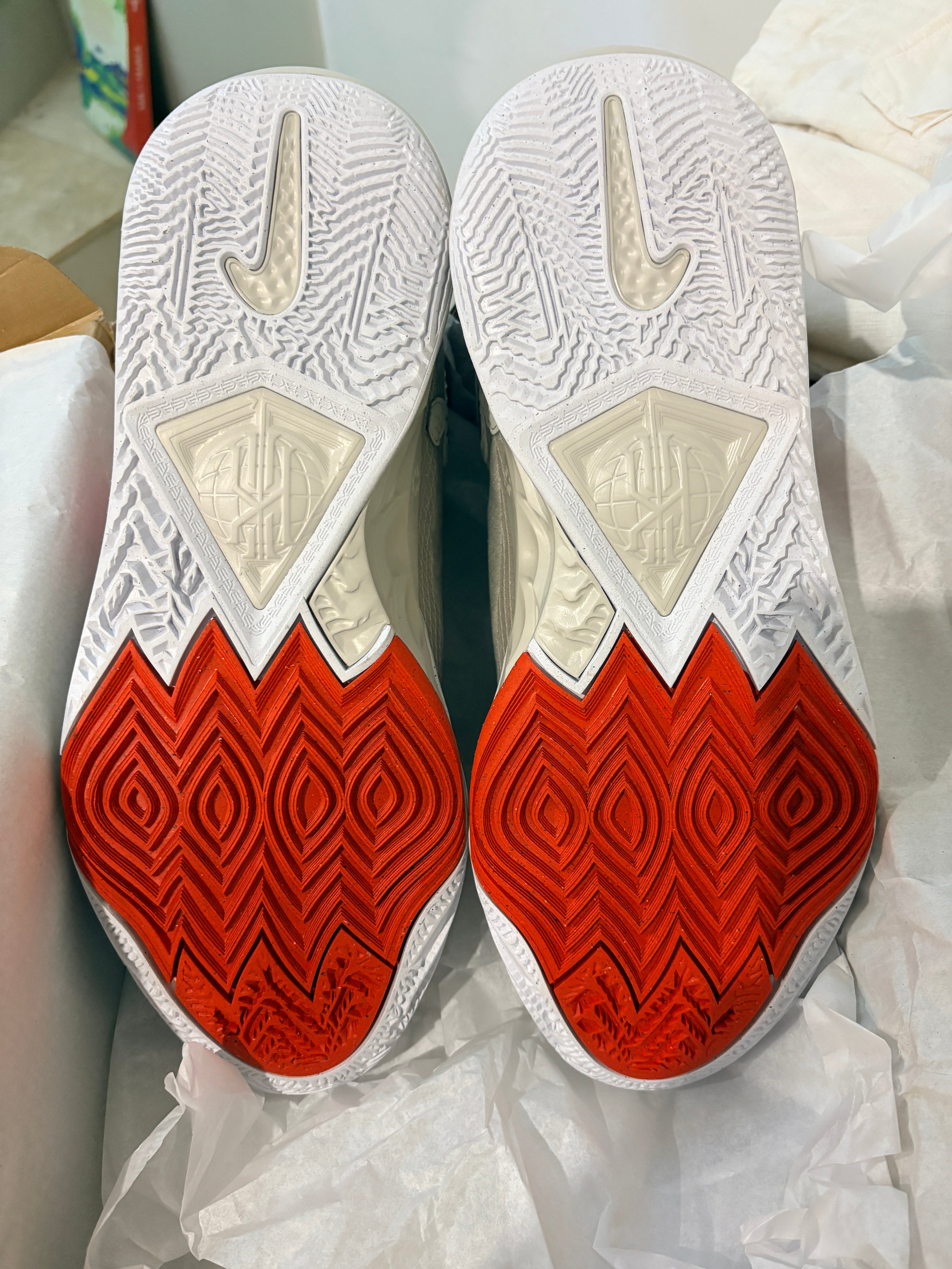 Nike Kyrie 8 Light Bone / Picante Red / Adobe – Neuve avec étiquette NIKE